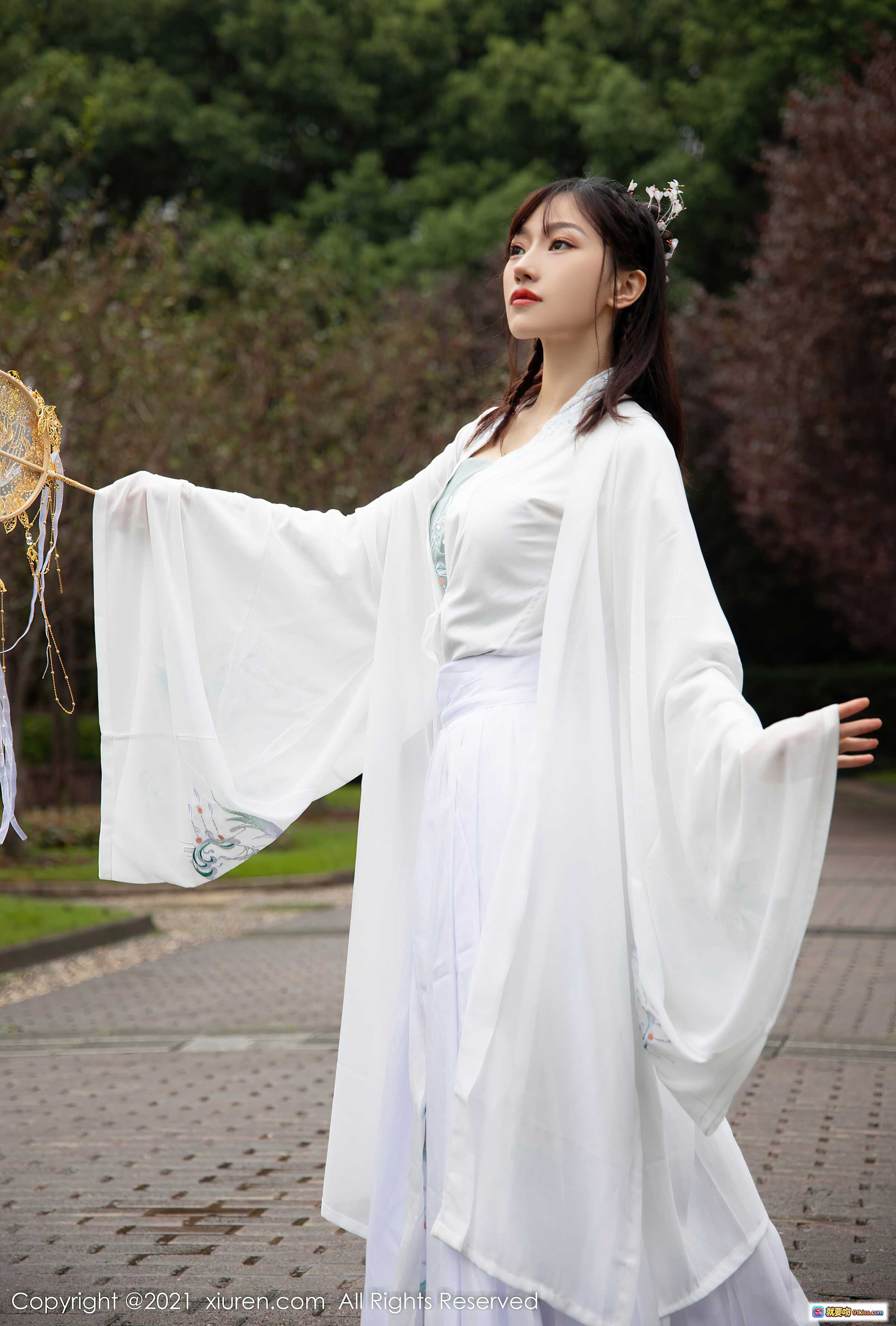 图片[1] - 西门小玉古装写真 | 白色汉服飘逸仙气 | 手持团扇园林外拍 | 秀人网2021精选古风美图 - 就要吻