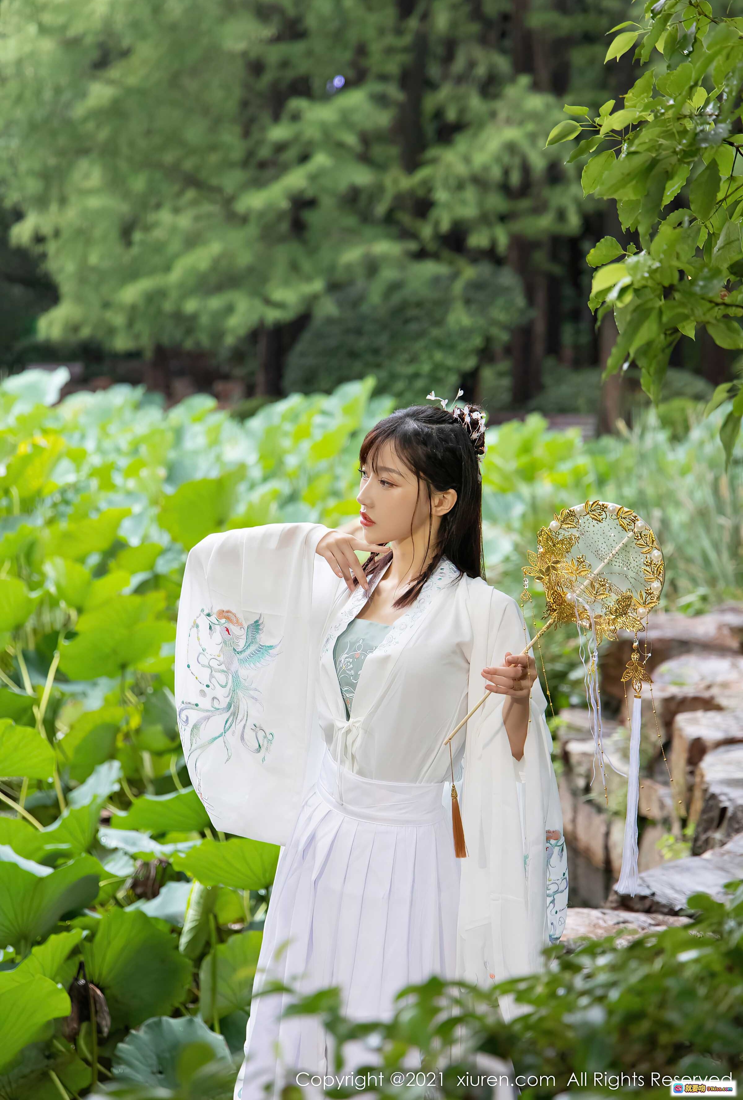 图片[5] - 西门小玉古装写真 | 白色汉服飘逸仙气 | 手持团扇园林外拍 | 秀人网2021精选古风美图 - 就要吻
