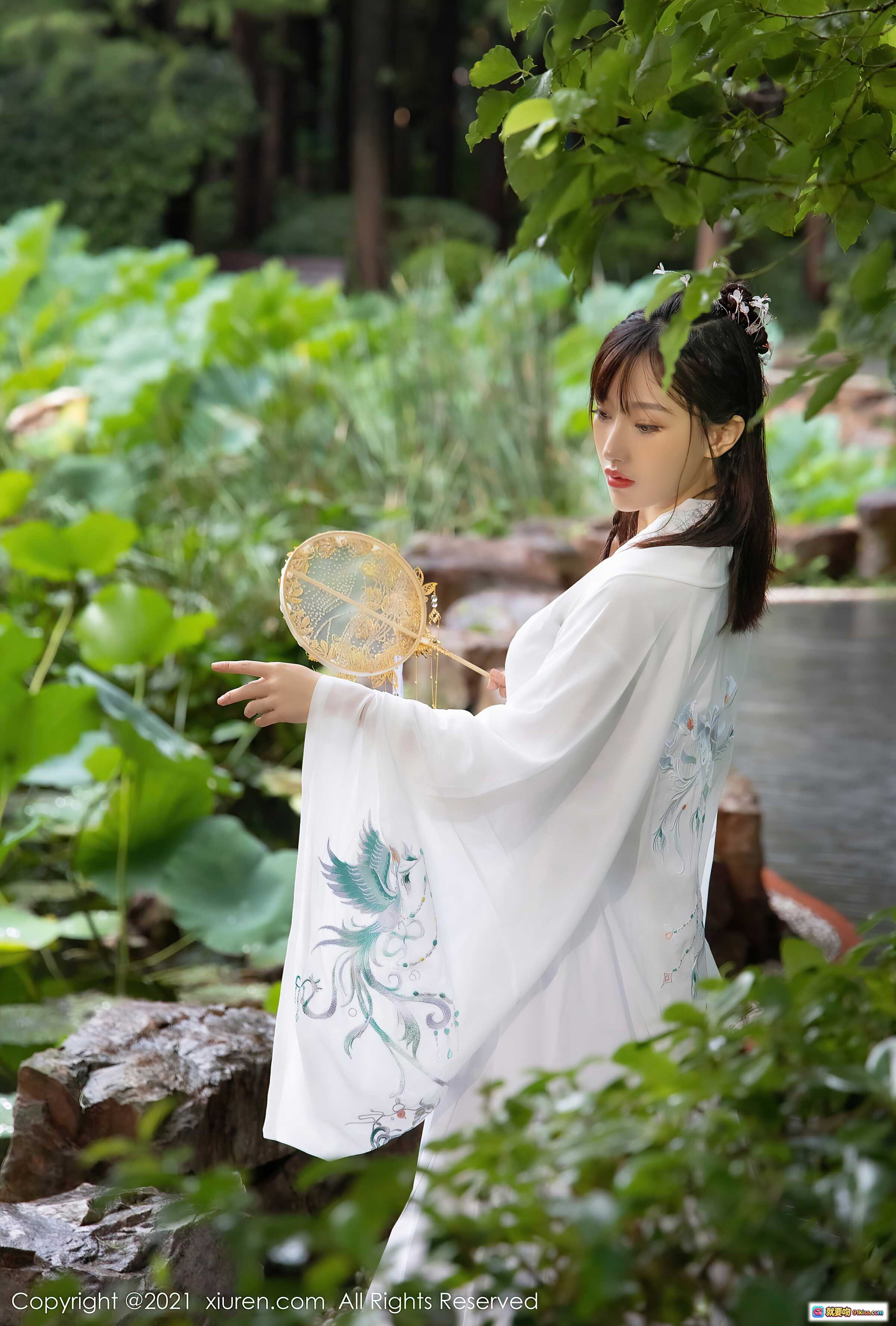 图片[2] - 西门小玉古装写真 | 白色汉服飘逸仙气 | 手持团扇园林外拍 | 秀人网2021精选古风美图 - 就要吻