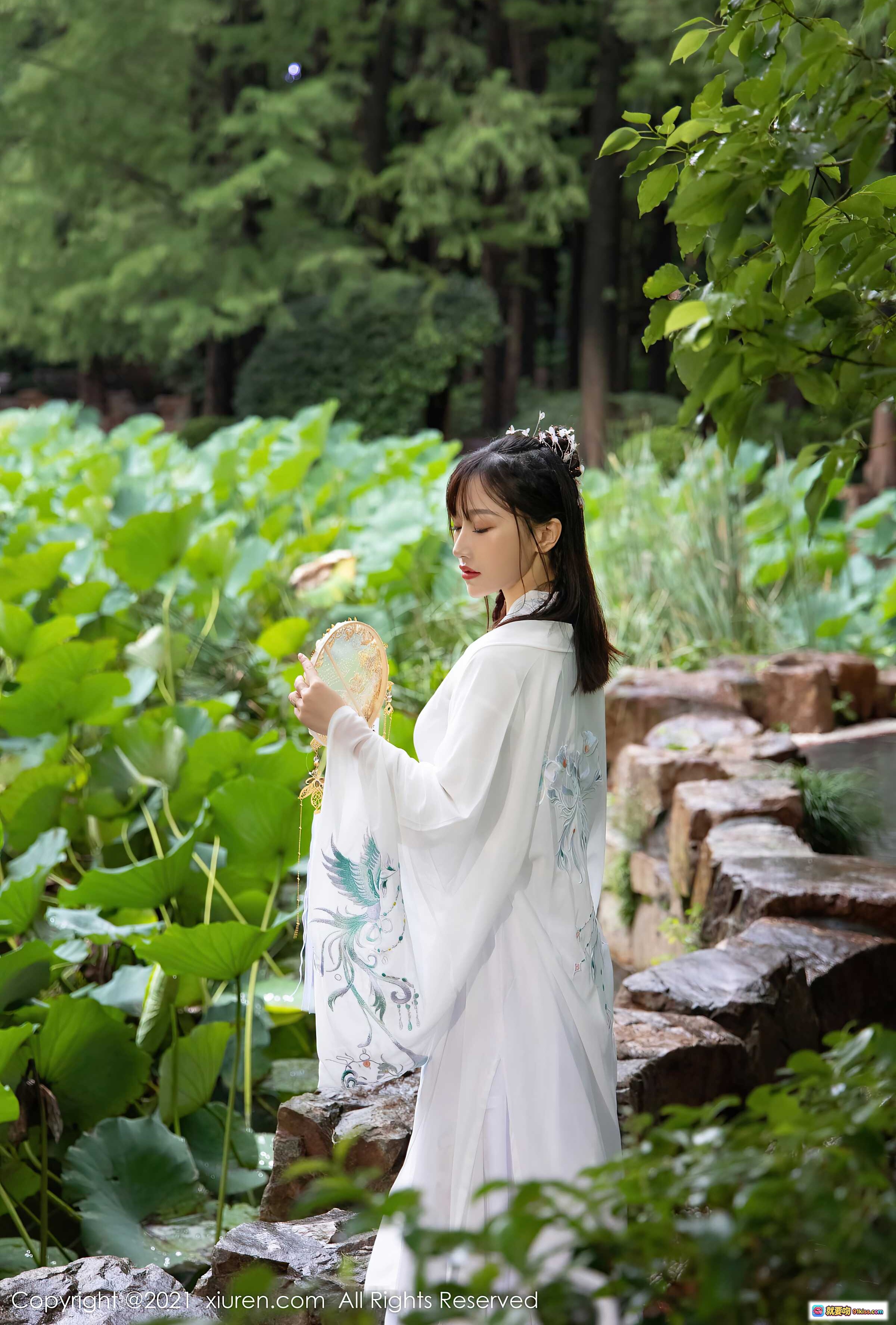 图片[4] - 西门小玉古装写真 | 白色汉服飘逸仙气 | 手持团扇园林外拍 | 秀人网2021精选古风美图 - 就要吻