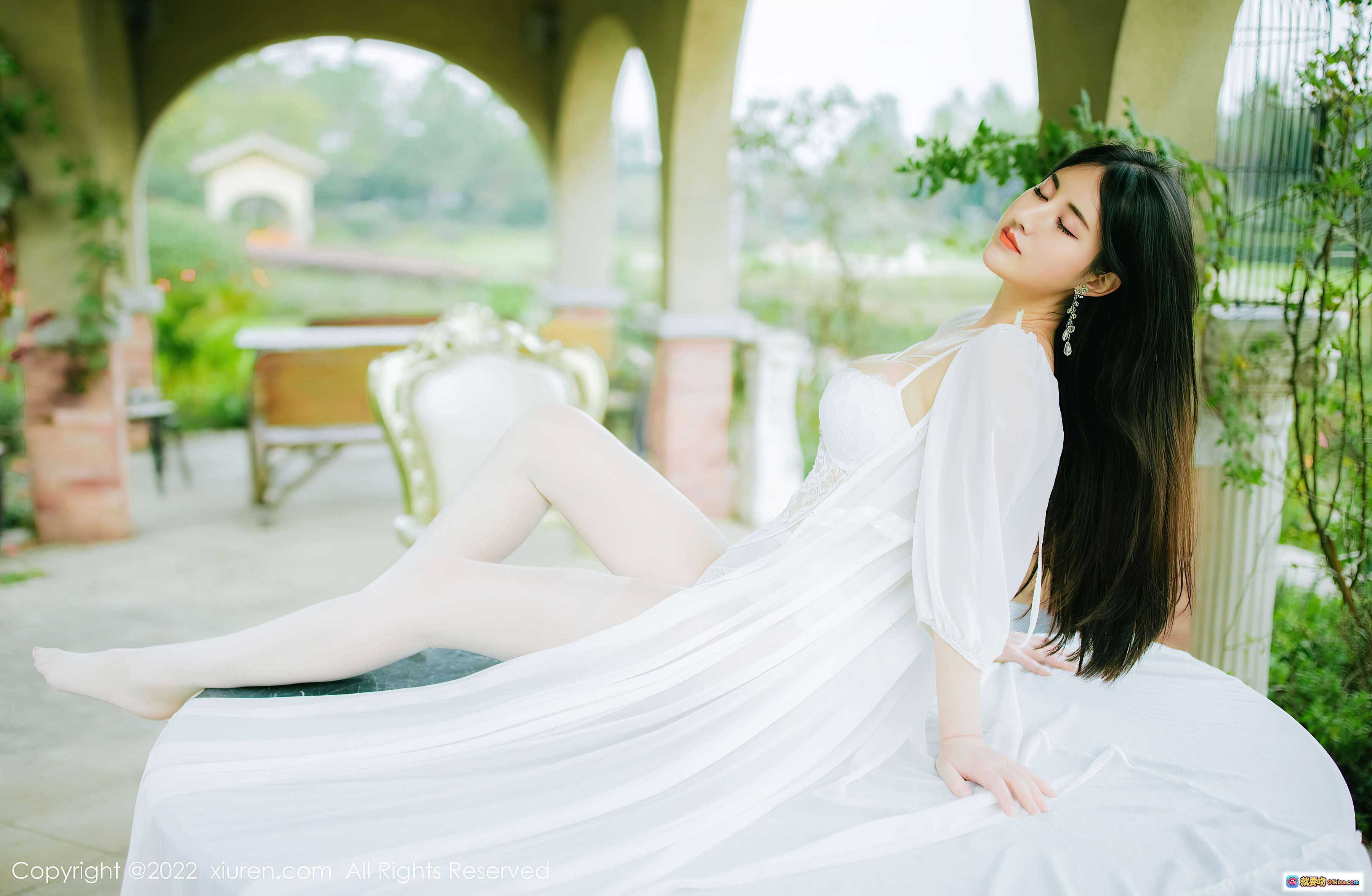 图片[5] - 诗诗kiki性感美腿写真 | 白色蕾丝内衣搭配薄纱外袍 | 优雅金色雕花椅户外拍摄 | XiuRen秀人网2022精选高清图集 - 就要吻