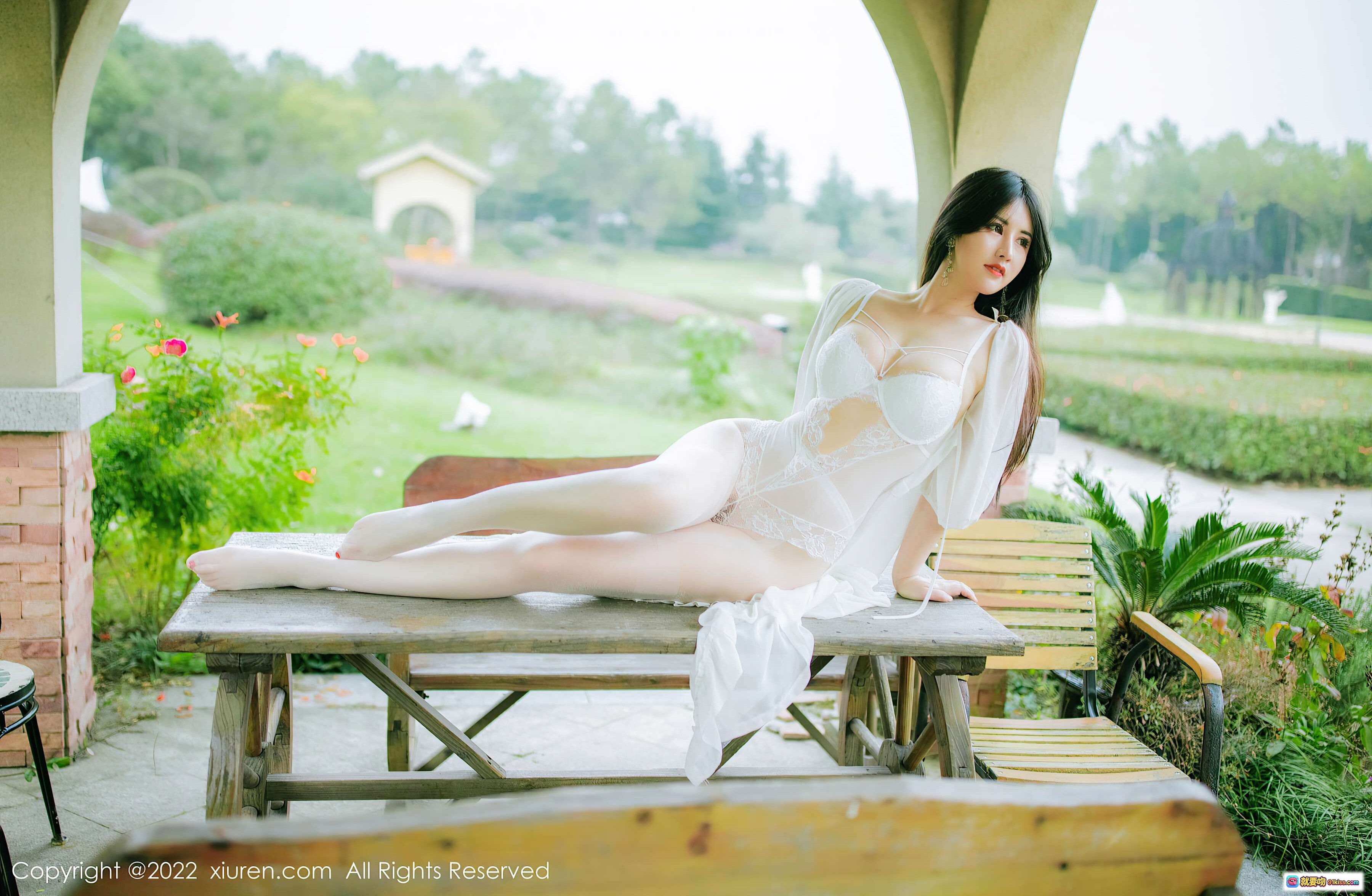 图片[10] - 诗诗kiki性感美腿写真 | 白色蕾丝内衣搭配薄纱外袍 | 优雅金色雕花椅户外拍摄 | XiuRen秀人网2022精选高清图集 - 就要吻