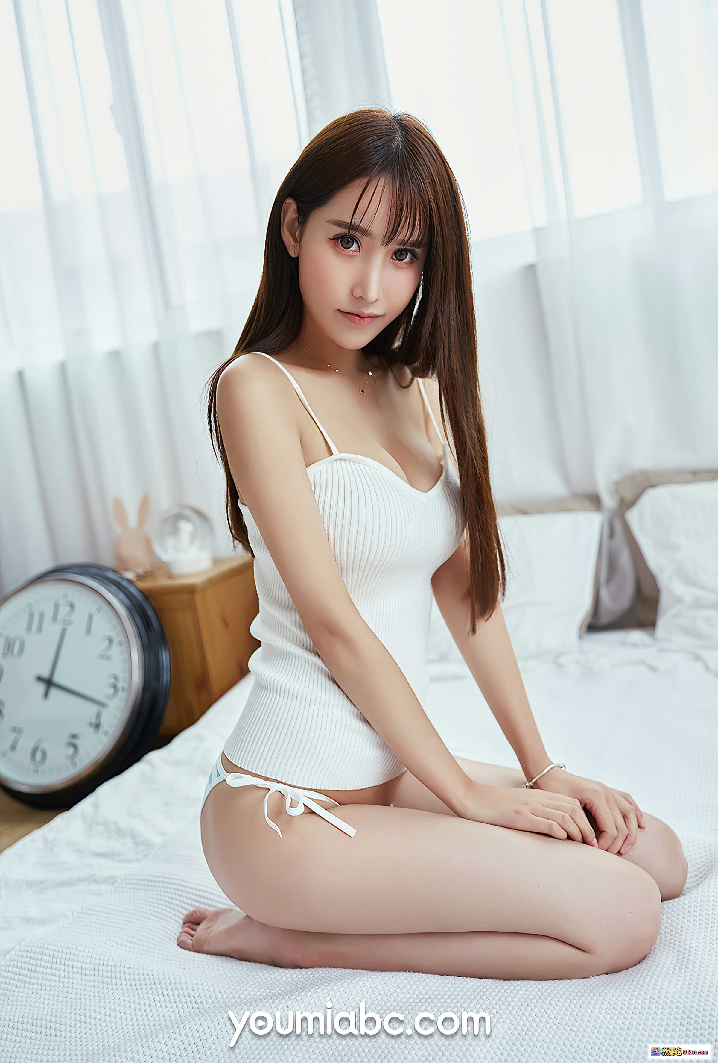 图片[2] - YouMi尤蜜2021.01.25心动婷婷写真｜白色吊带+蓝白条纹内裤｜卧室床拍｜清新自然风｜高清私房美图 - 就要吻