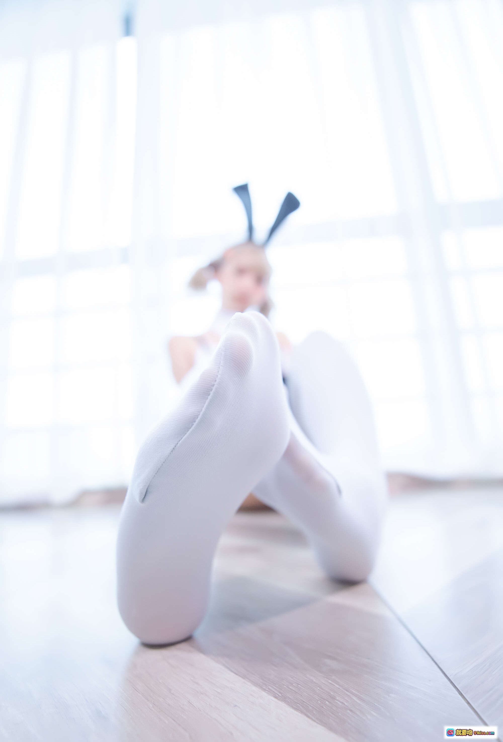 神楽坂真冬NO.095 12月微博订阅写真 甜美兔耳白袜美足特写 室内柔光清新风格 60P高清图集 - 就要吻