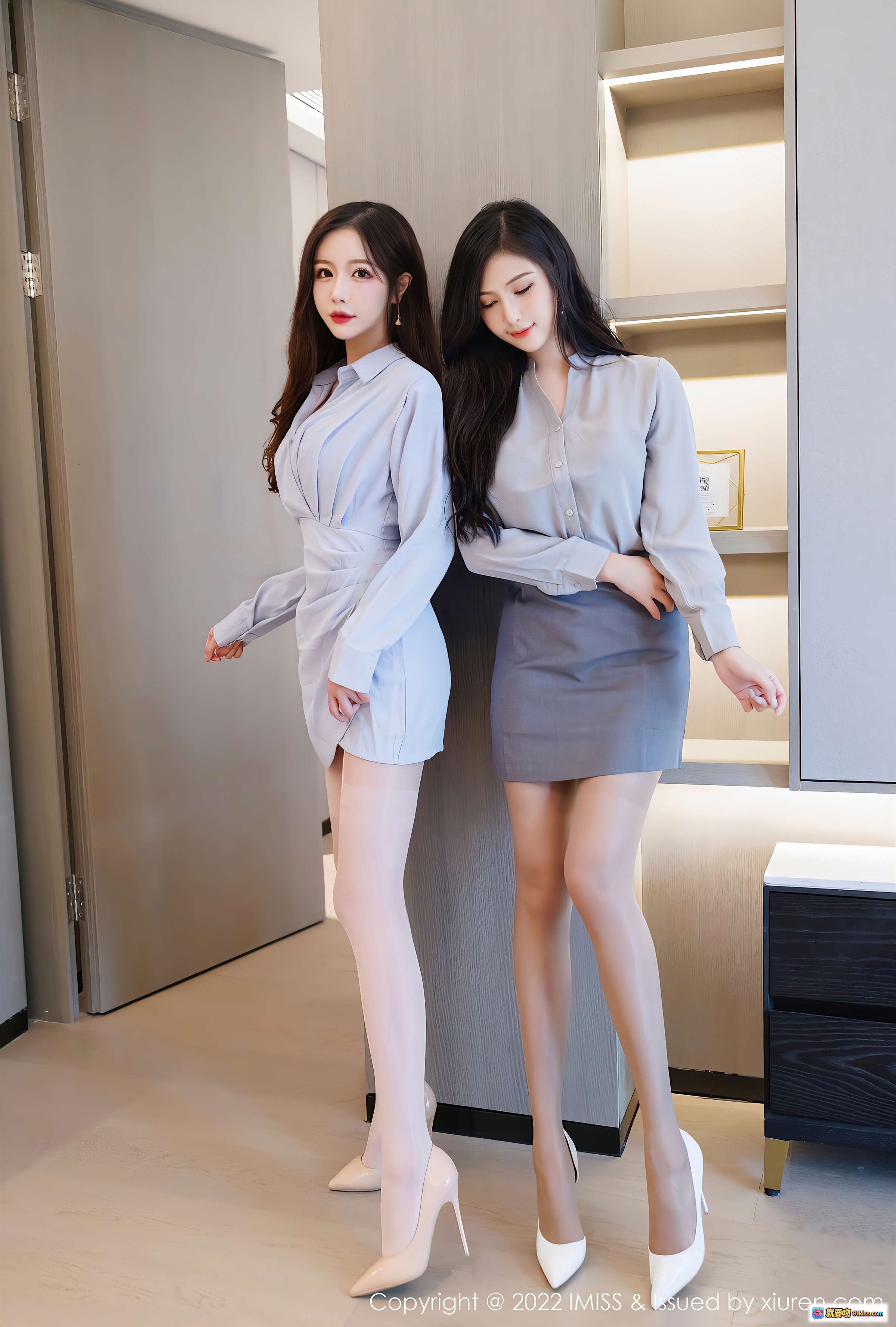图片[1] - IMiss爱蜜社2022.01.14 VOL.652 Lavinia肉肉清纯美腿写真｜白衬衫灰短裙高跟丝袜双人职场风优雅性感私房照 - 就要吻
