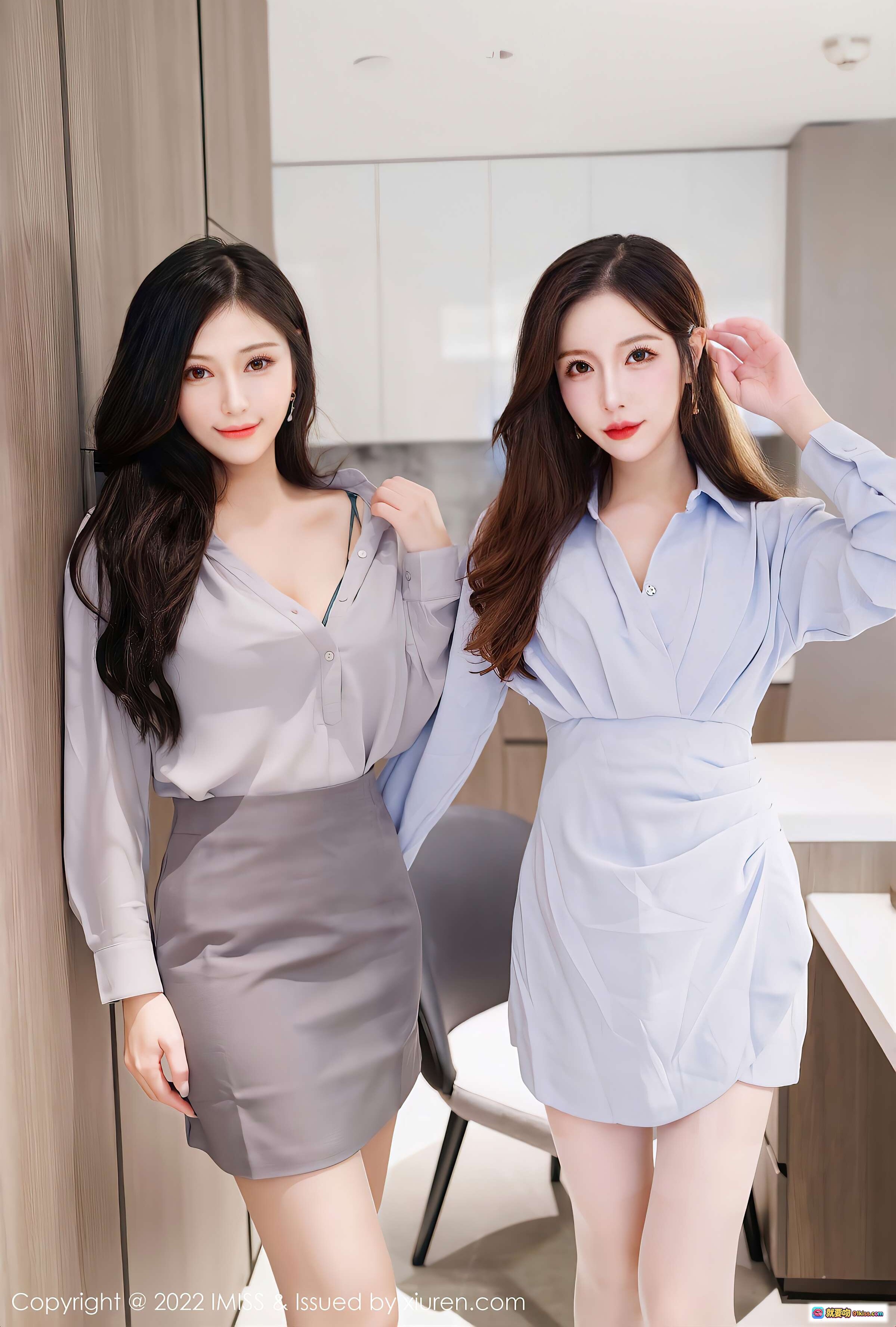 图片[8] - IMiss爱蜜社2022.01.14 VOL.652 Lavinia肉肉清纯美腿写真｜白衬衫灰短裙高跟丝袜双人职场风优雅性感私房照 - 就要吻