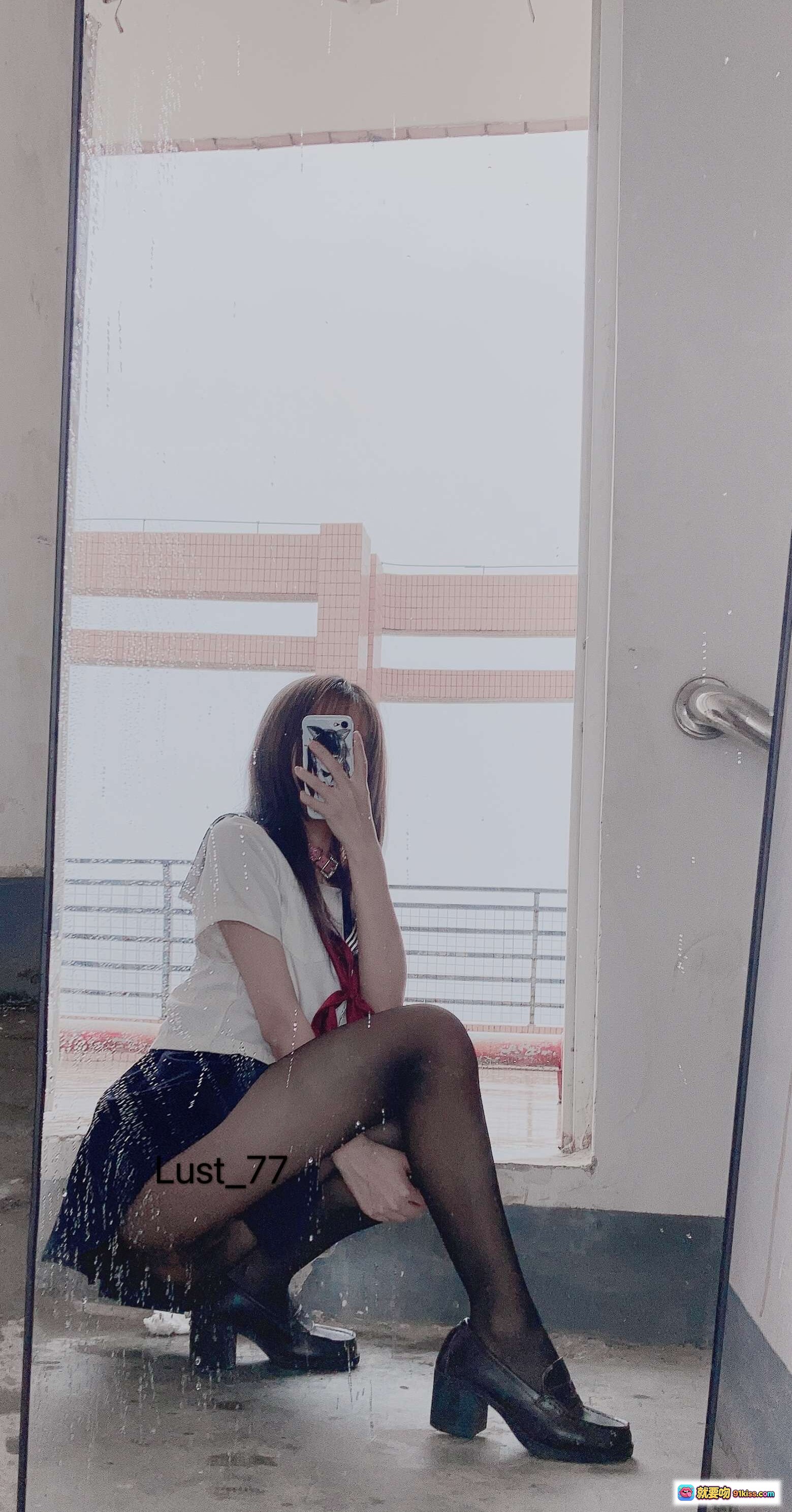 图片[10] - 天台学姐撑透明伞穿水手服黑丝美臀写真 柒柒要乖哦 80P高清图集 - 就要吻