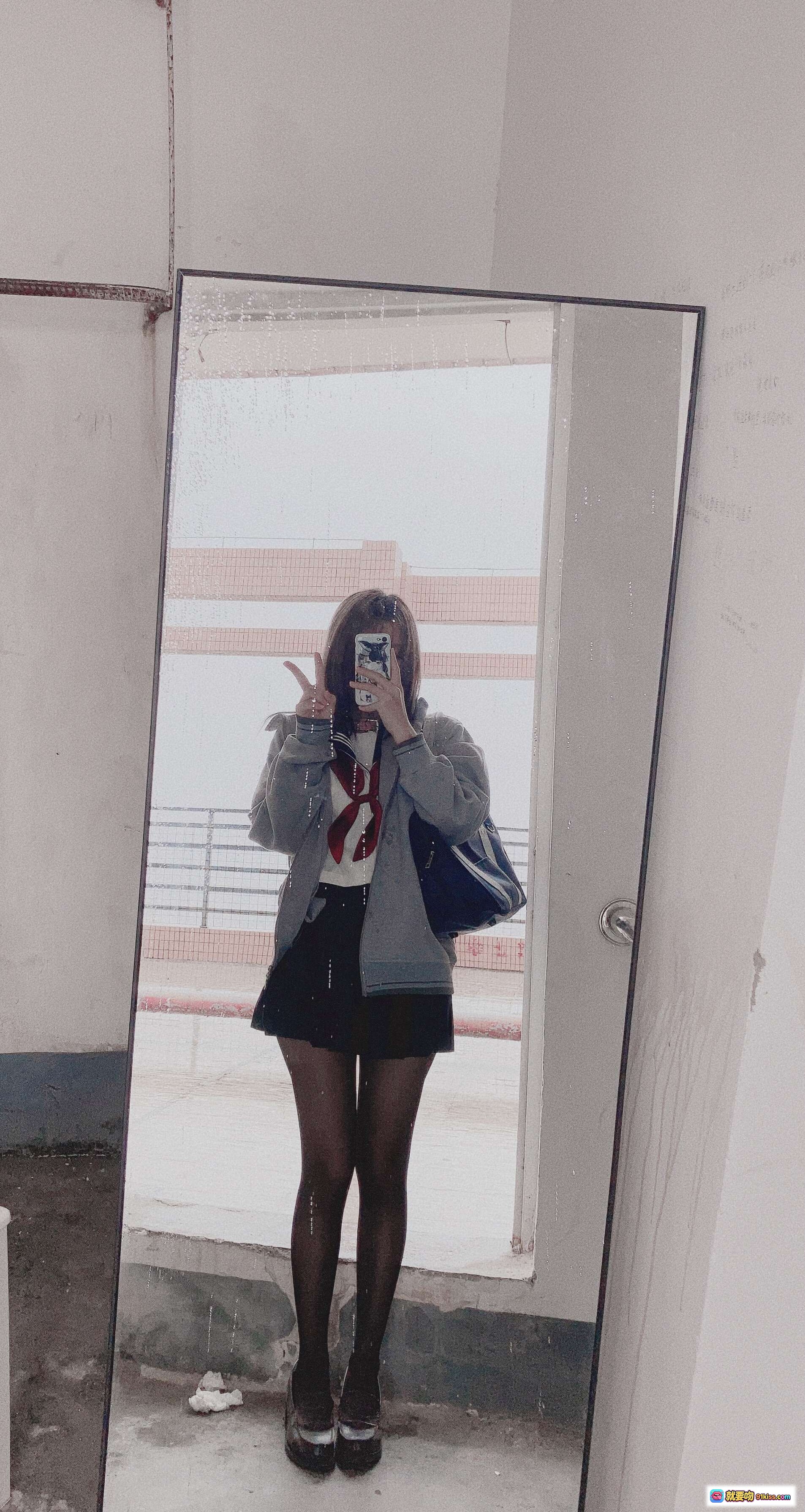 图片[5] - 天台学姐撑透明伞穿水手服黑丝美臀写真 柒柒要乖哦 80P高清图集 - 就要吻