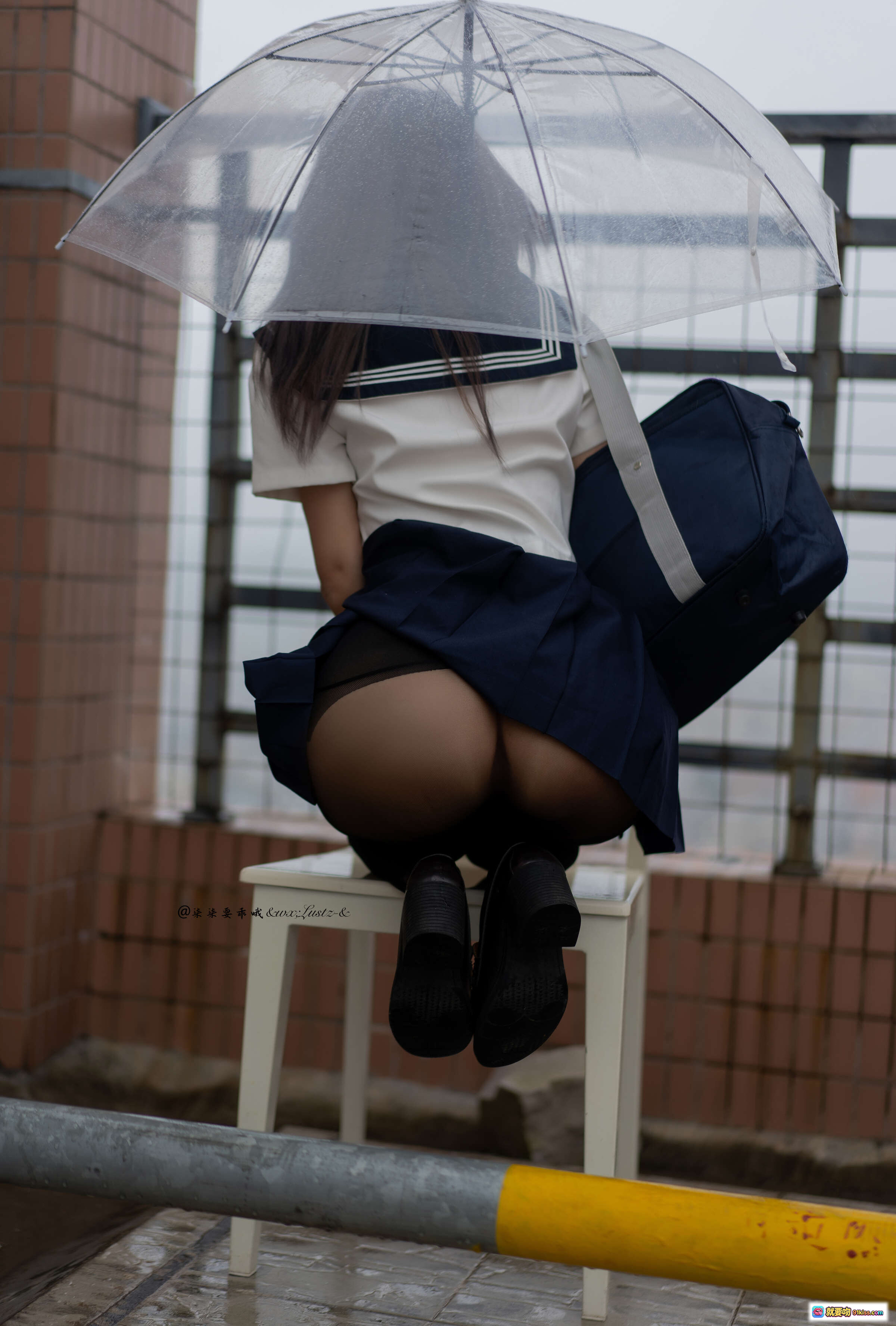 天台学姐撑透明伞穿水手服黑丝美臀写真 柒柒要乖哦 80P高清图集 - 就要吻