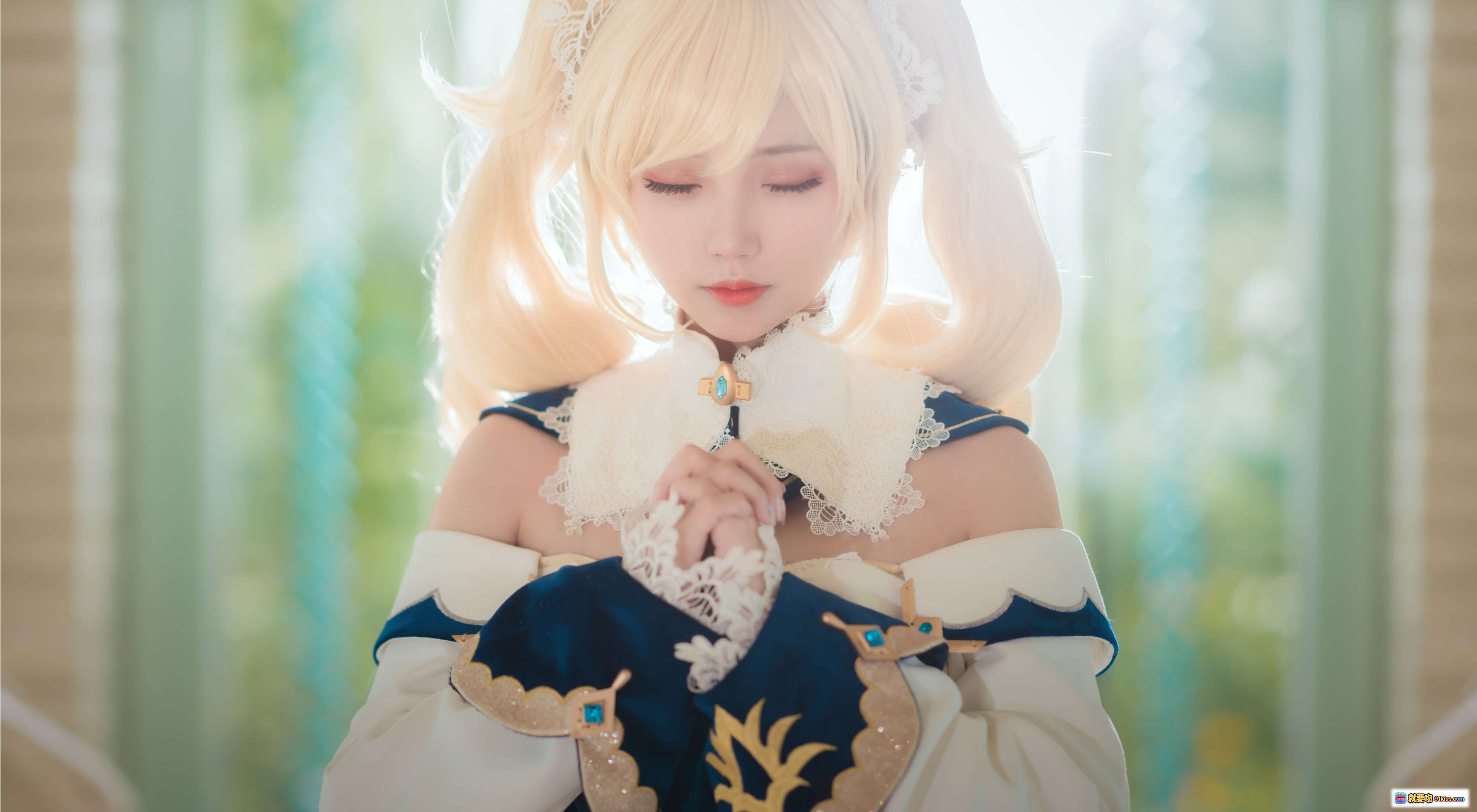大肉丸Amiee NO.005 芭芭拉 Cosplay 精美洛丽塔裙装 金发双马尾 白色蕾丝领结 优雅祈祷姿势 高清写真14P - 就要吻