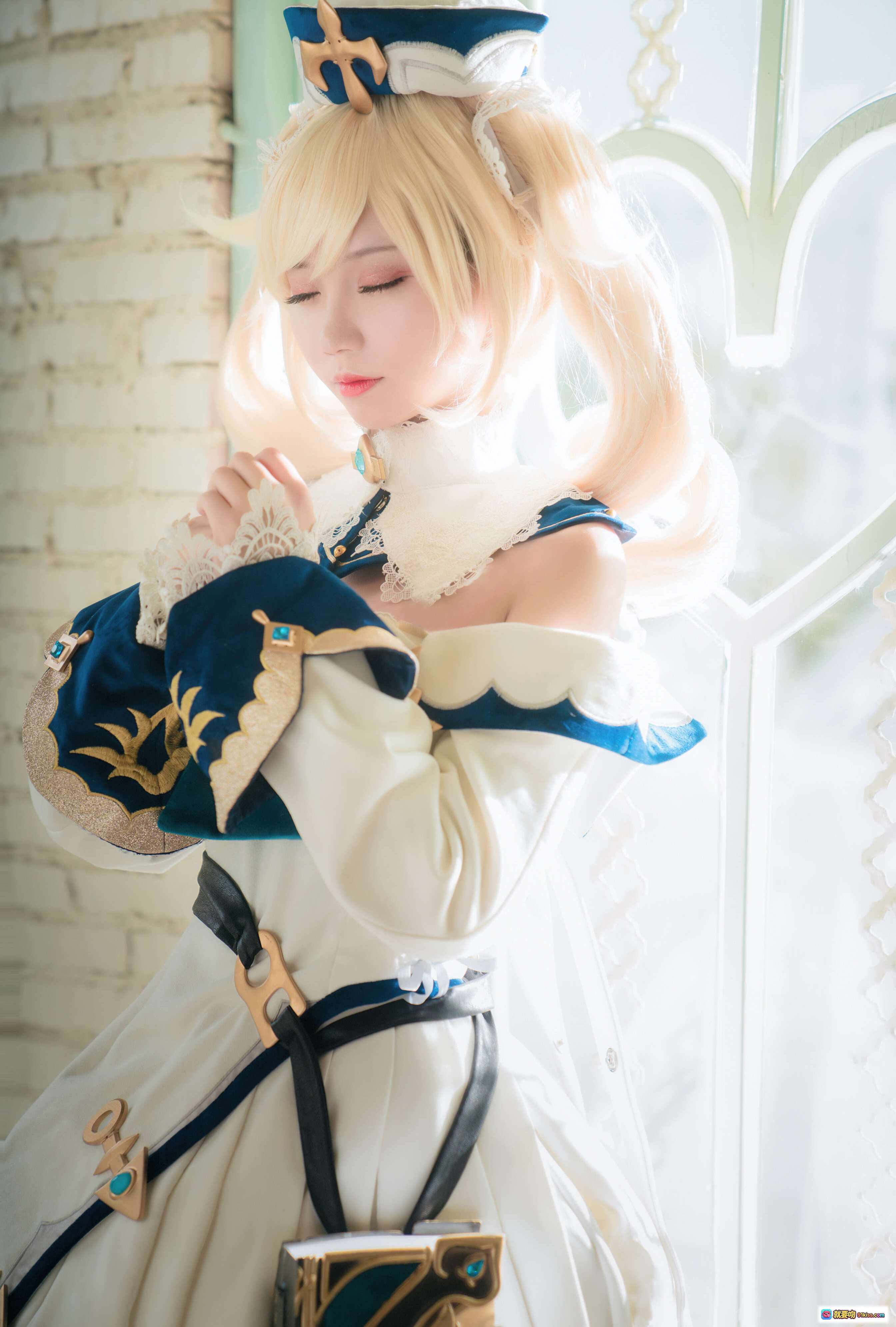 图片[5] - 大肉丸Amiee NO.005 芭芭拉 Cosplay 精美洛丽塔裙装 金发双马尾 白色蕾丝领结 优雅祈祷姿势 高清写真14P - 就要吻