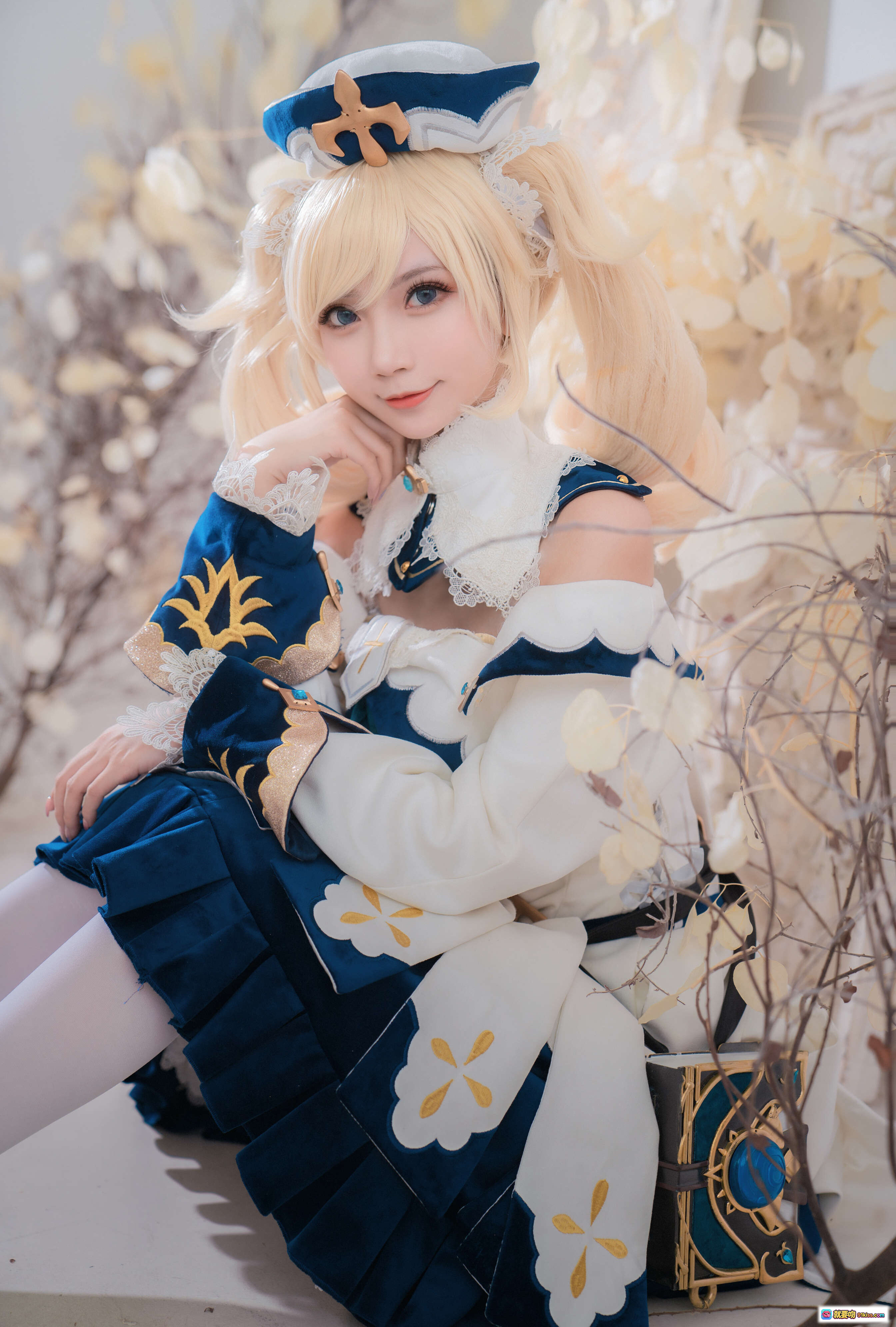 图片[6] - 大肉丸Amiee NO.005 芭芭拉 Cosplay 精美洛丽塔裙装 金发双马尾 白色蕾丝领结 优雅祈祷姿势 高清写真14P - 就要吻