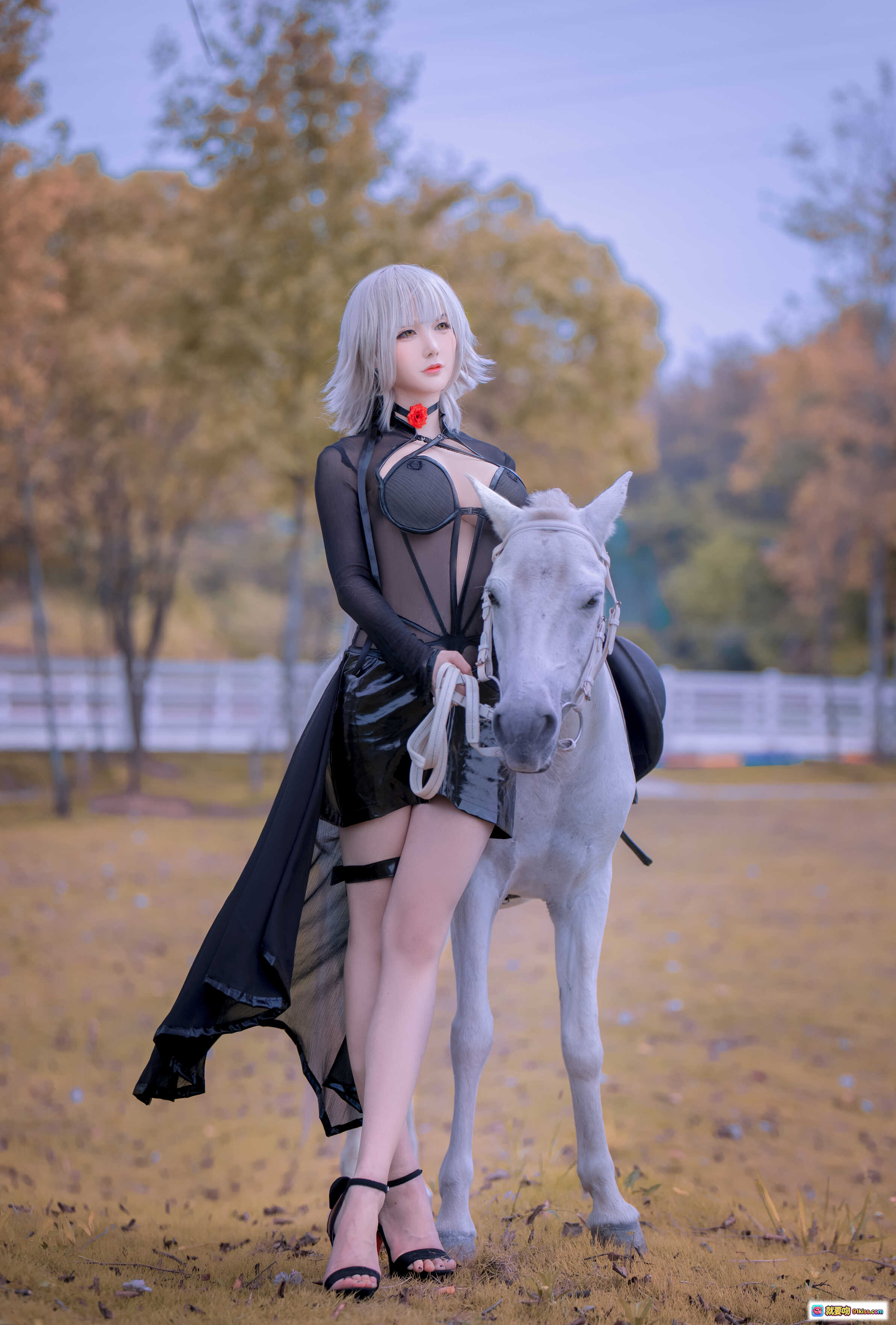 图片[8] - 仙九Airi NO.016 黑贞马会写真 透明黑纱长裙+漆皮短裙+高跟凉鞋 美腿特写 户外沙地优雅姿态 18P高清图集 - 就要吻