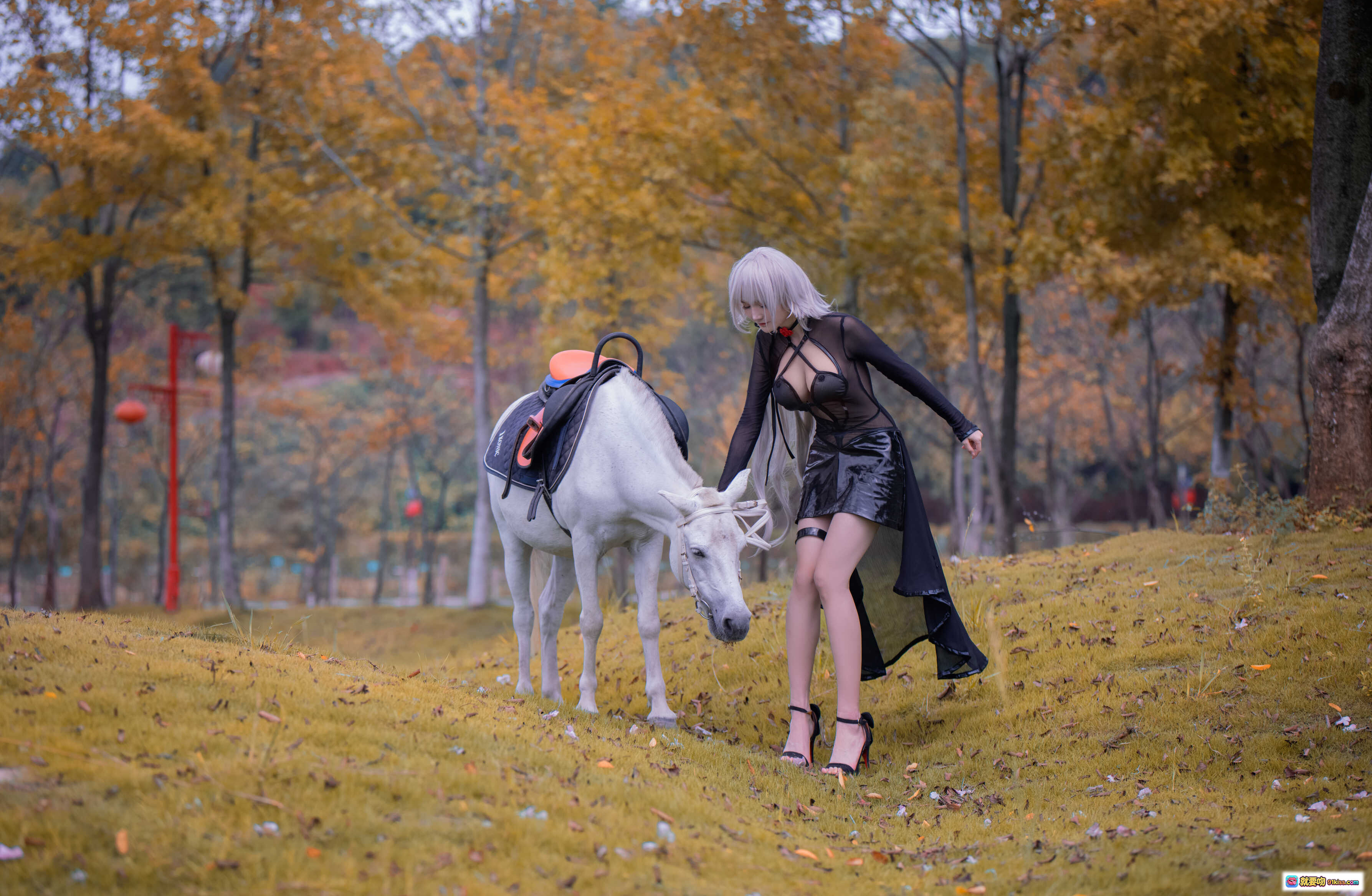 图片[10] - 仙九Airi NO.016 黑贞马会写真 透明黑纱长裙+漆皮短裙+高跟凉鞋 美腿特写 户外沙地优雅姿态 18P高清图集 - 就要吻