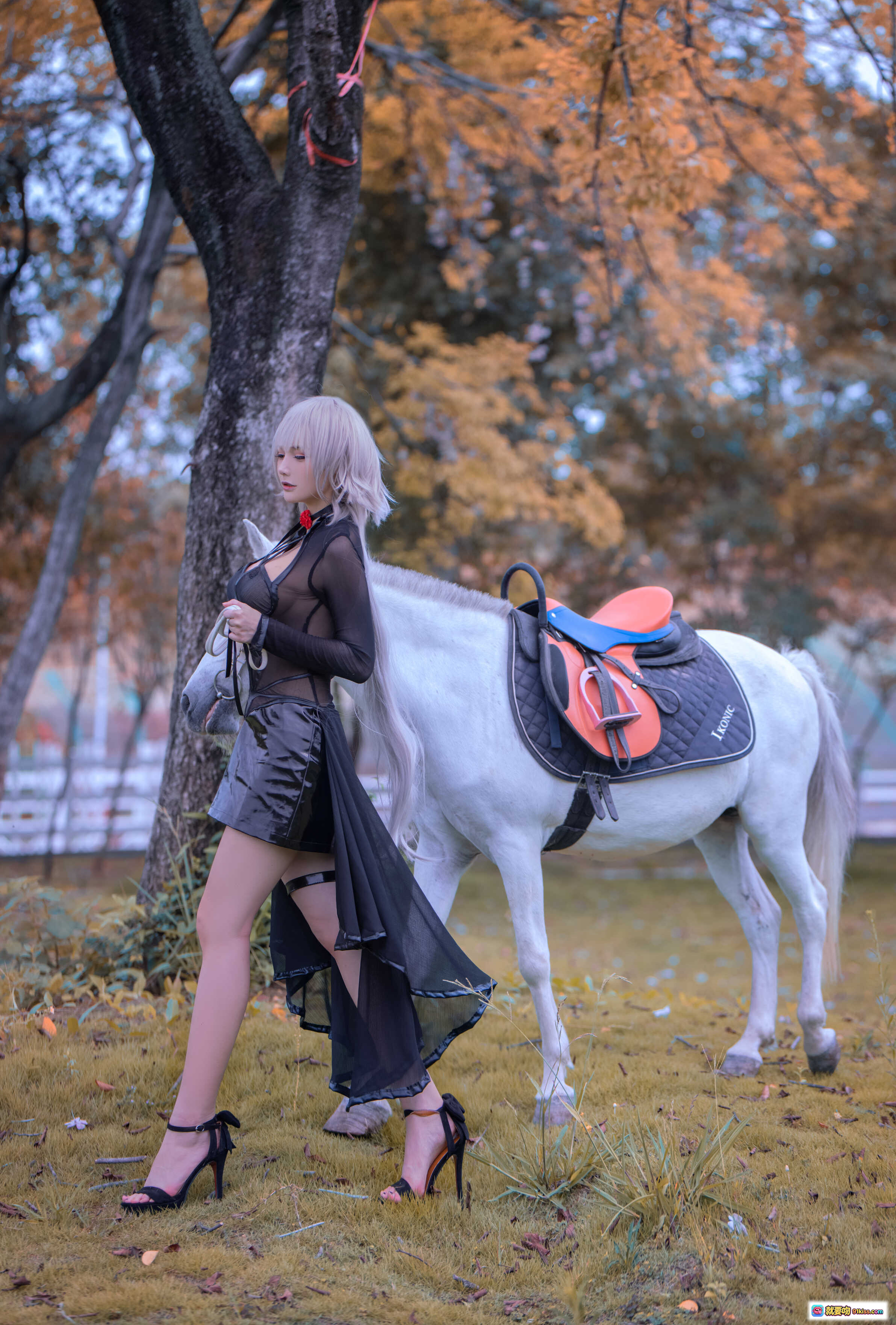 图片[9] - 仙九Airi NO.016 黑贞马会写真 透明黑纱长裙+漆皮短裙+高跟凉鞋 美腿特写 户外沙地优雅姿态 18P高清图集 - 就要吻