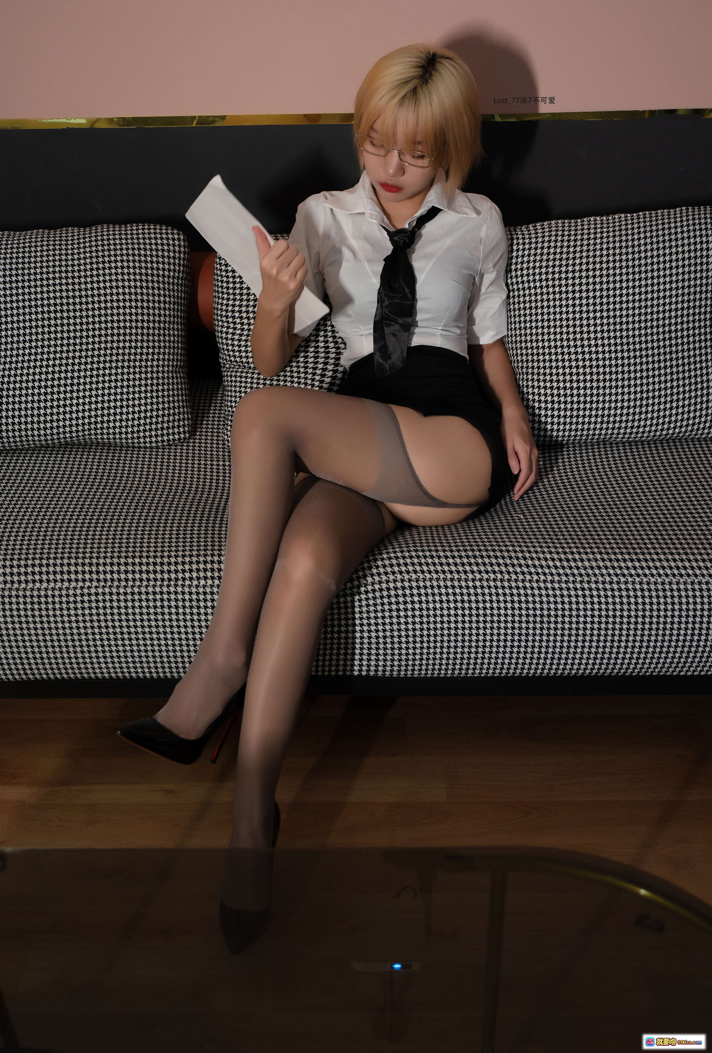 图片[1] - 柒柒要乖哦 NO.003 家庭教师写真 – 白衬衫黑领带丝袜美腿沙发阅读场景 124P高清图集 - 就要吻