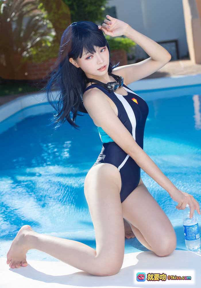 图片[1] - ElyEE子NO.074六花泳装写真｜黑发少女泳池边性感摆拍｜蓝白条纹连体泳衣｜户外阳光美腿特写 - 就要吻