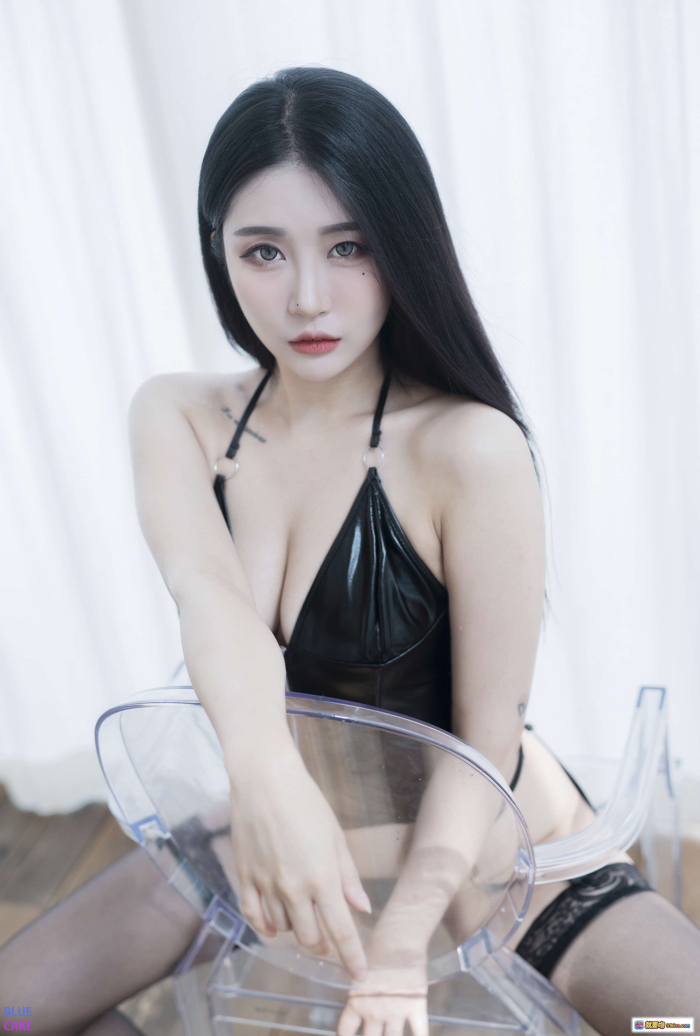 图片[8] - Bomi NO.008 BLUECAKE Catalina 98P 黑丝美腿特写 优雅性感写真集 精致光影氛围感大片 - 就要吻