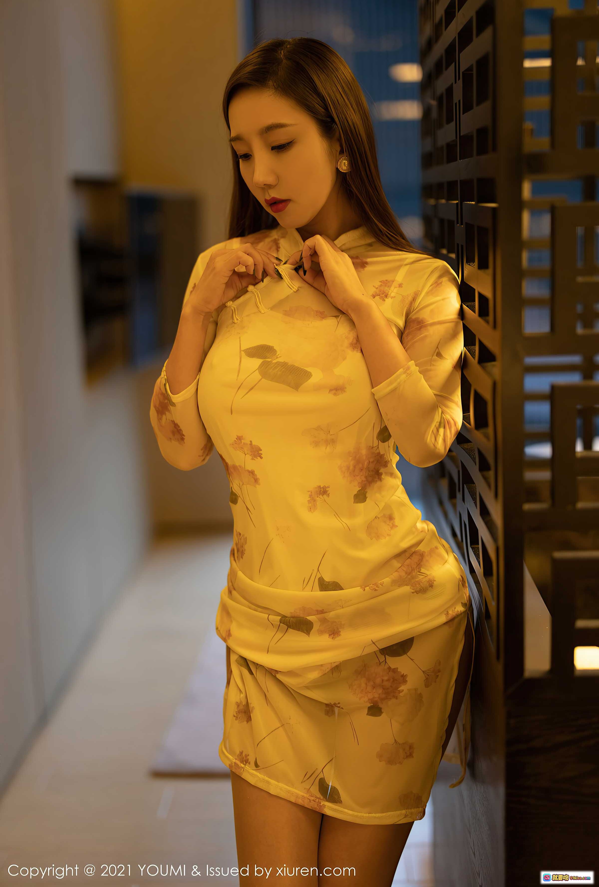 图片[9] - 艾静香性感御姐旗袍写真 | 优雅花卉图案旗袍搭配白色高跟鞋手持蕾丝扇 | YouMi尤蜜荟2021年12月20日VOL.732高清美图 - 就要吻