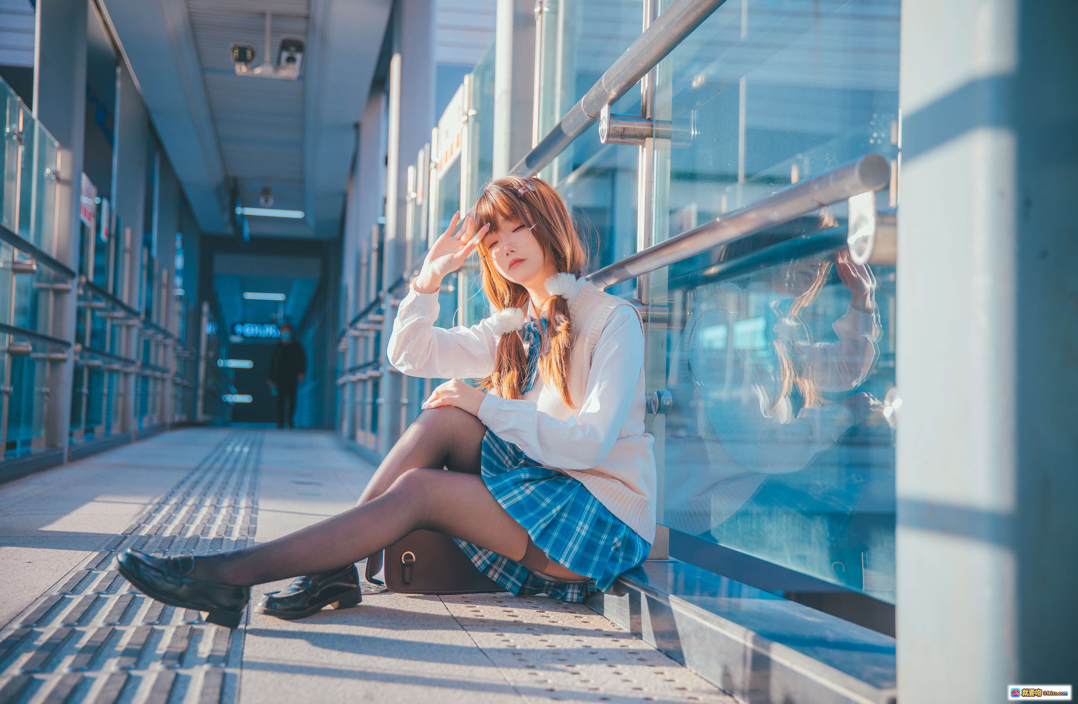 图片[10] - 雪晴Astra NO.038 JK制服少女夕阳街拍写真 蓝格裙黑丝白毛衣校园风日系美少女摄影集 - 就要吻