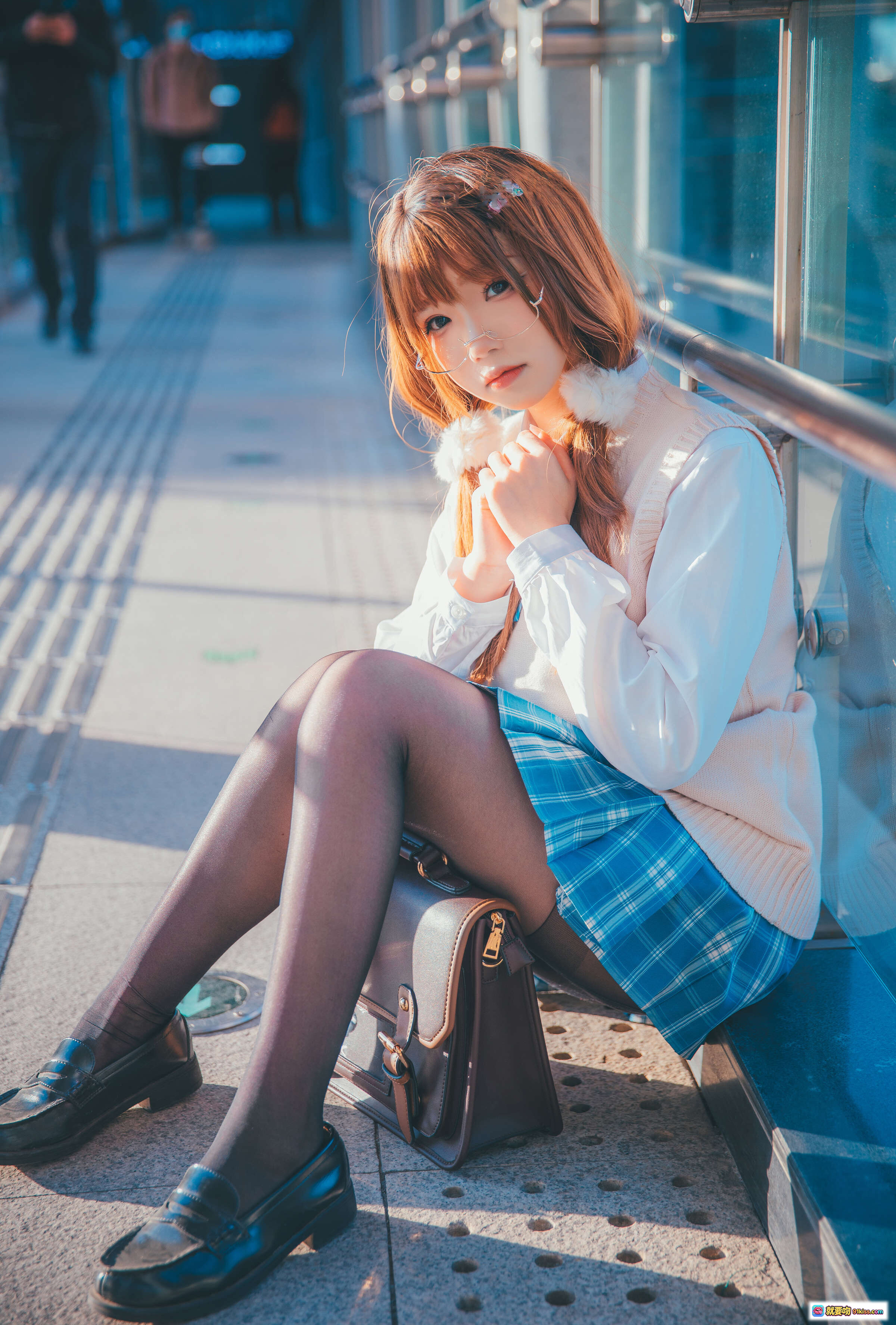 图片[7] - 雪晴Astra NO.038 JK制服少女夕阳街拍写真 蓝格裙黑丝白毛衣校园风日系美少女摄影集 - 就要吻