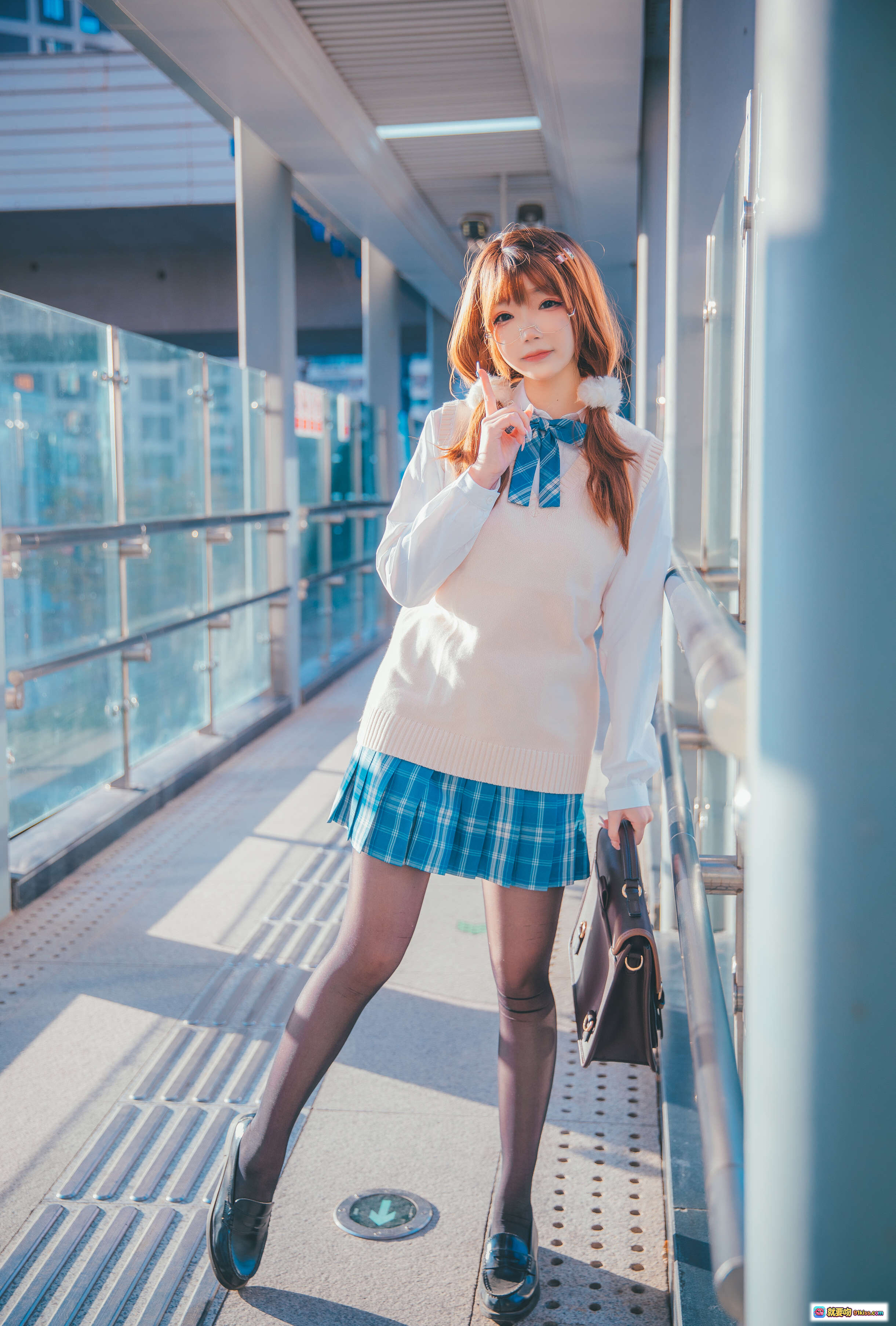 图片[4] - 雪晴Astra NO.038 JK制服少女夕阳街拍写真 蓝格裙黑丝白毛衣校园风日系美少女摄影集 - 就要吻