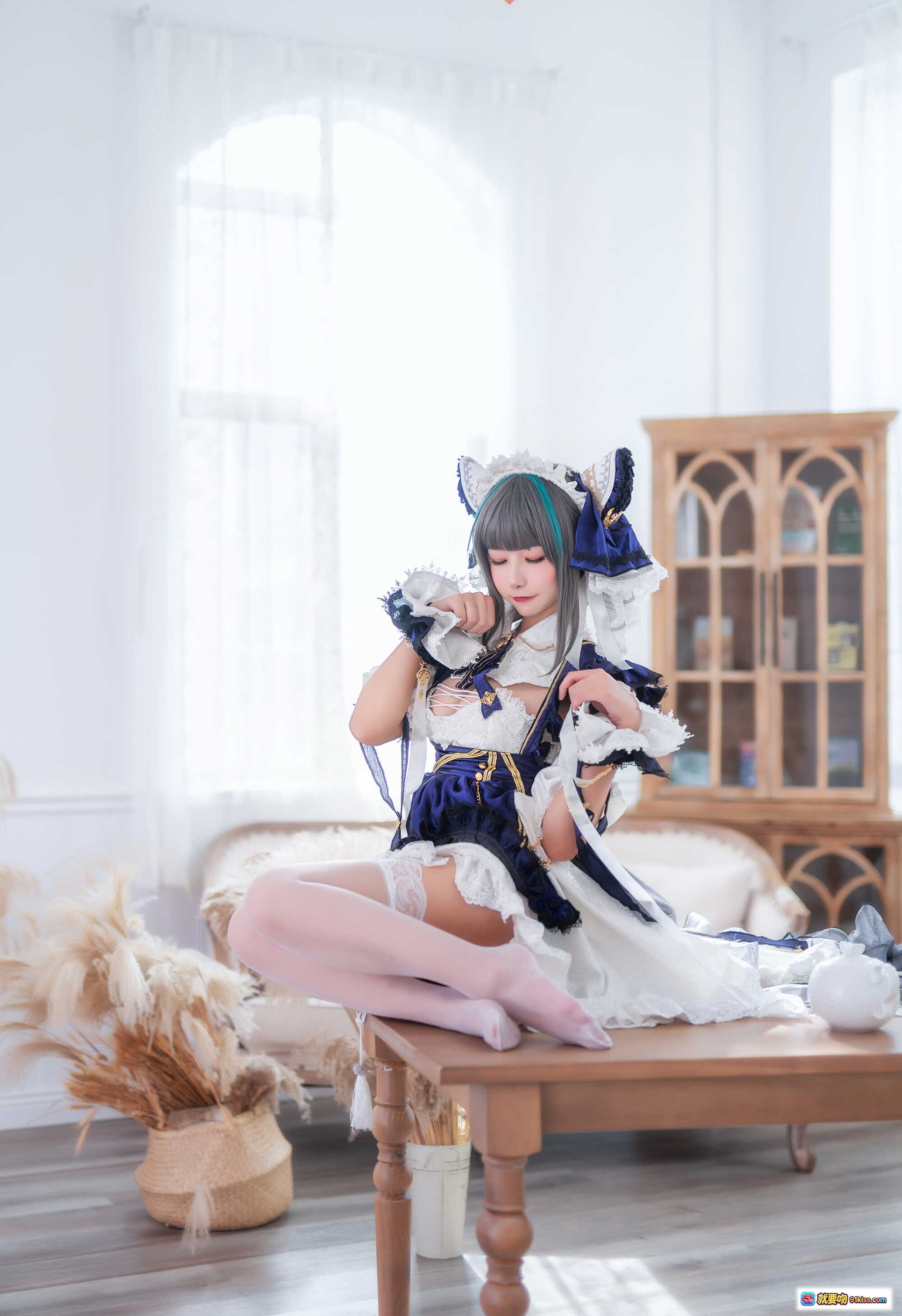图片[9] - Momoko葵葵NO.025柴郡Cosplay写真｜蓝白洛丽塔女仆装｜猫耳发饰｜蕾丝吊带袜｜优雅沙发坐姿｜精致妆容与假发造型 - 就要吻
