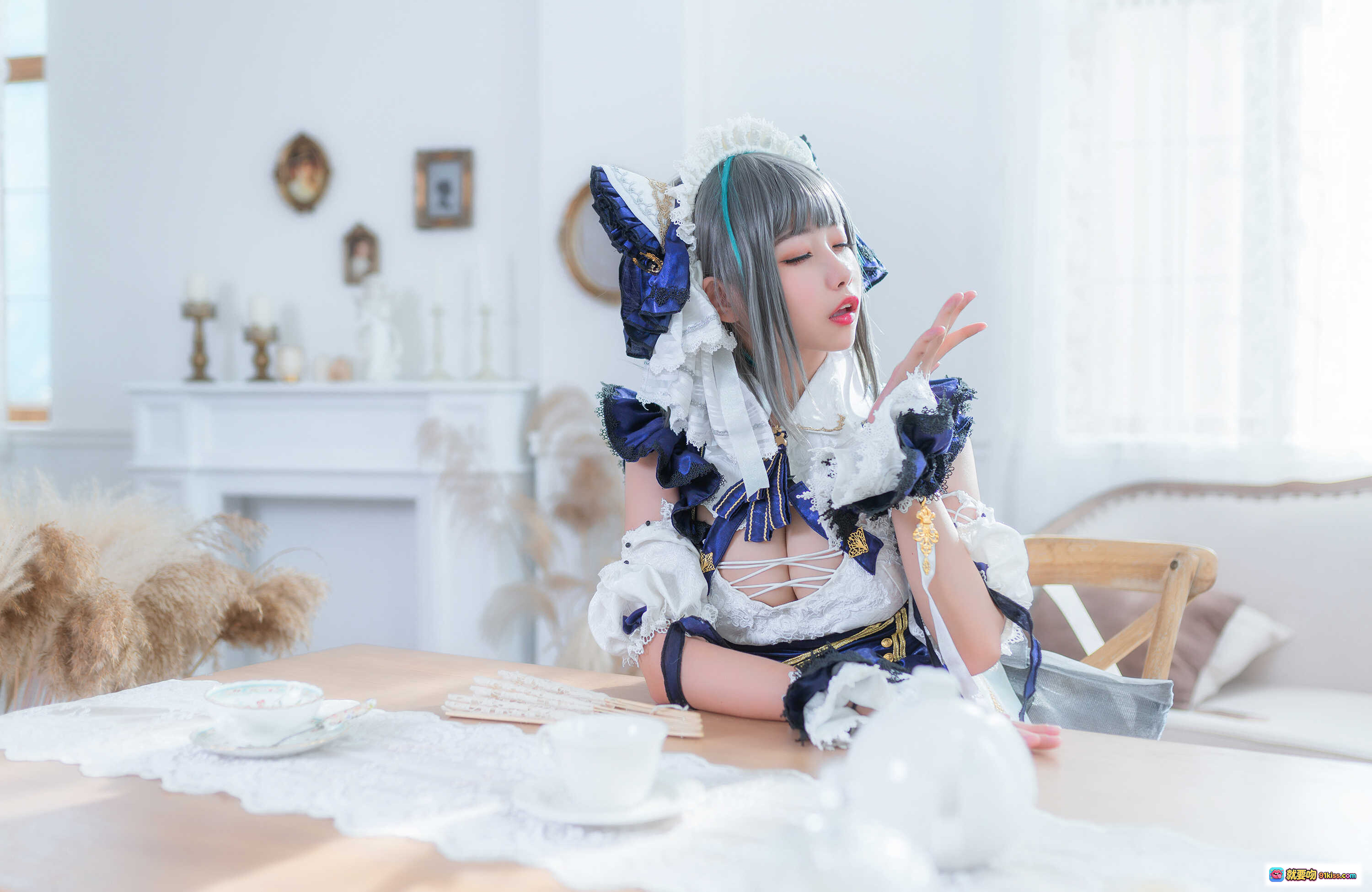 图片[5] - Momoko葵葵NO.025柴郡Cosplay写真｜蓝白洛丽塔女仆装｜猫耳发饰｜蕾丝吊带袜｜优雅沙发坐姿｜精致妆容与假发造型 - 就要吻