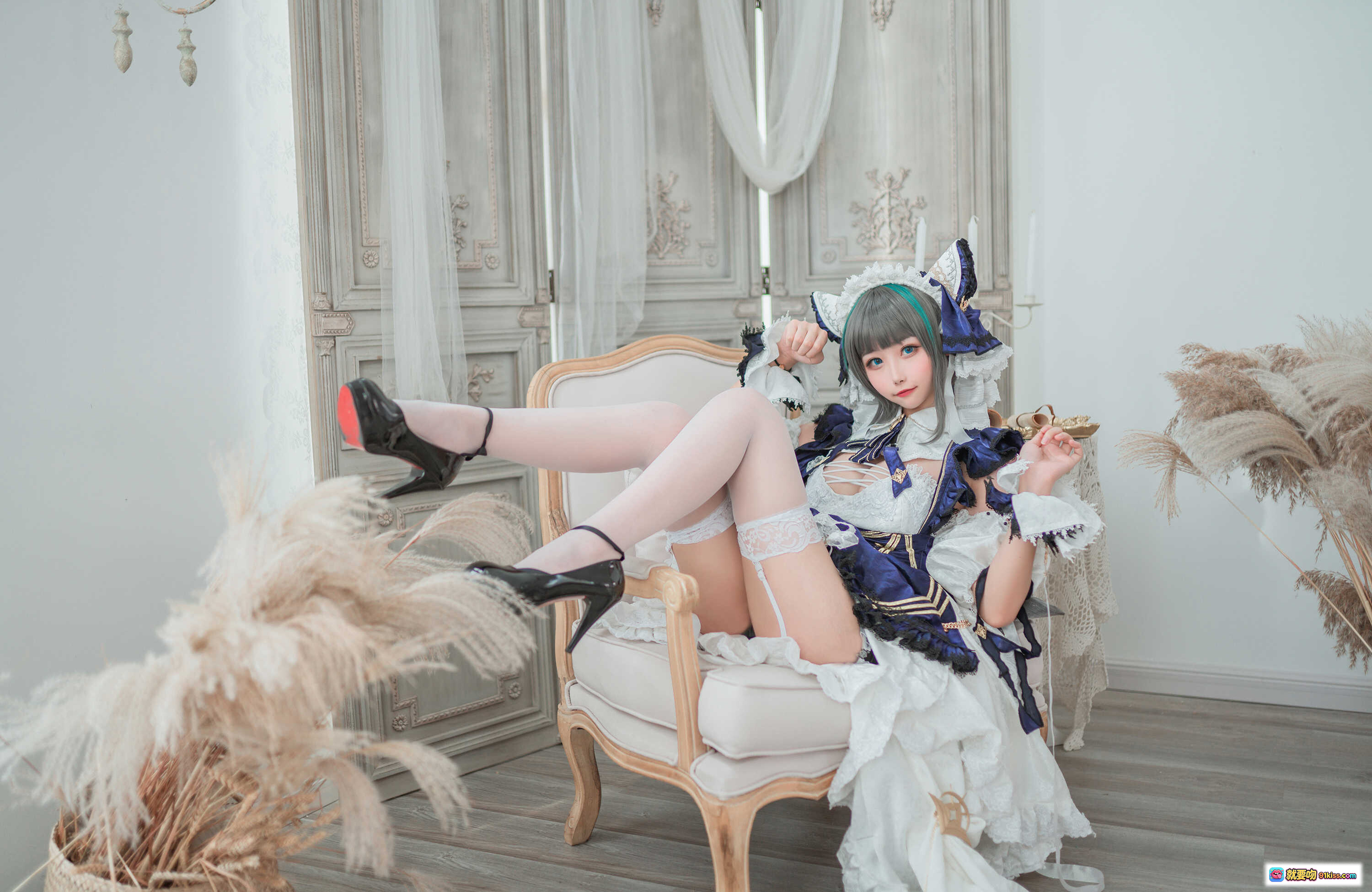 图片[2] - Momoko葵葵NO.025柴郡Cosplay写真｜蓝白洛丽塔女仆装｜猫耳发饰｜蕾丝吊带袜｜优雅沙发坐姿｜精致妆容与假发造型 - 就要吻