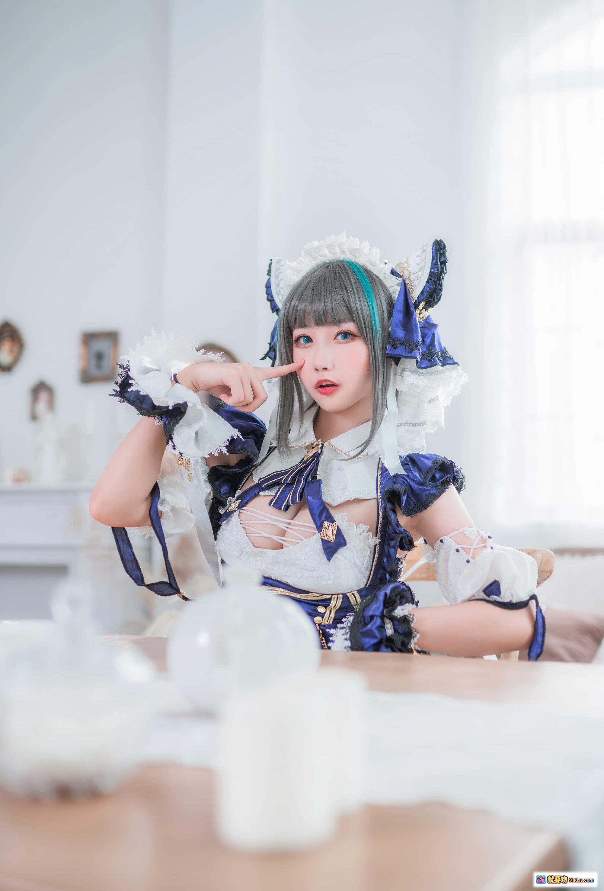图片[4] - Momoko葵葵NO.025柴郡Cosplay写真｜蓝白洛丽塔女仆装｜猫耳发饰｜蕾丝吊带袜｜优雅沙发坐姿｜精致妆容与假发造型 - 就要吻