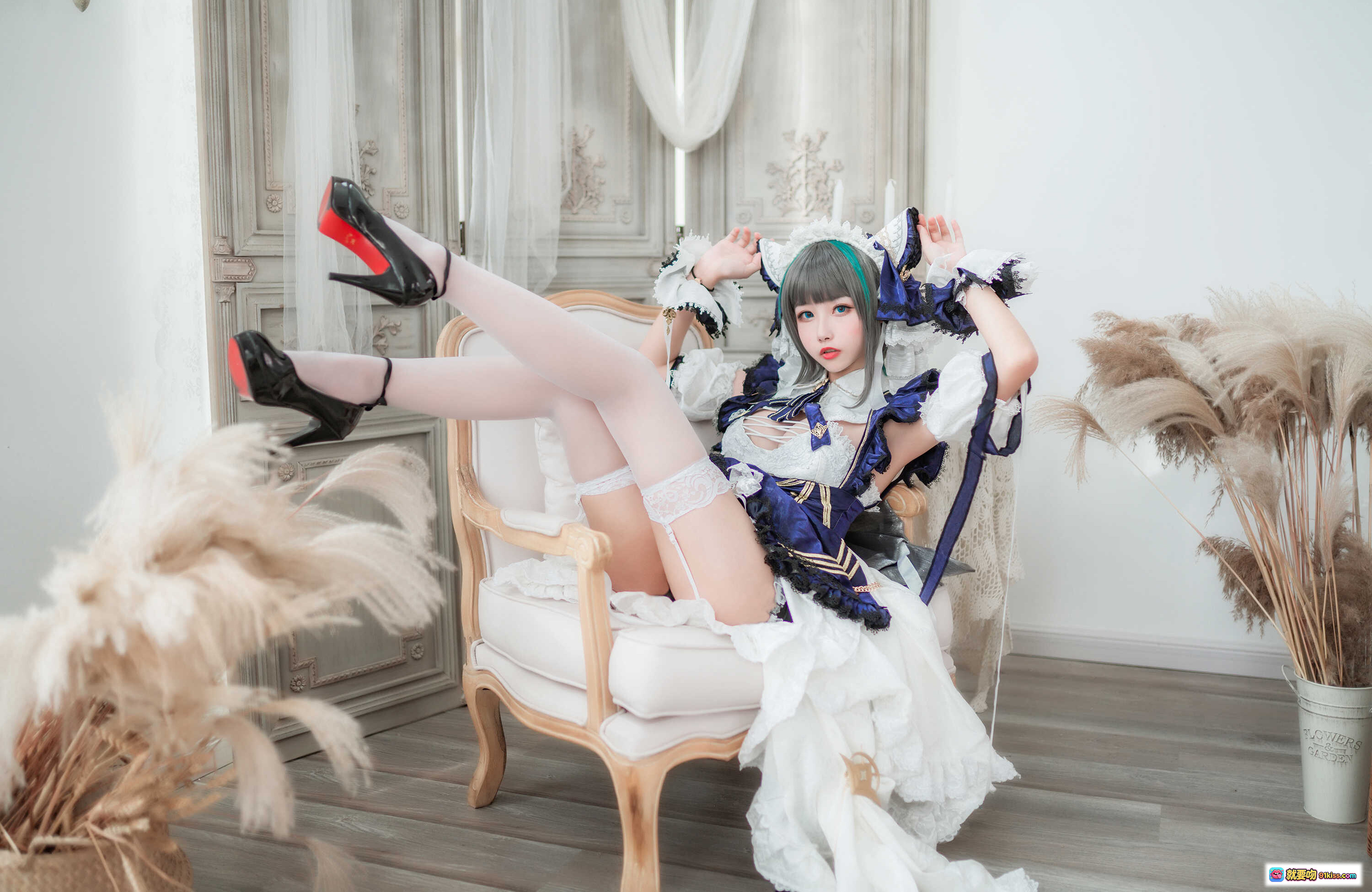 图片[3] - Momoko葵葵NO.025柴郡Cosplay写真｜蓝白洛丽塔女仆装｜猫耳发饰｜蕾丝吊带袜｜优雅沙发坐姿｜精致妆容与假发造型 - 就要吻