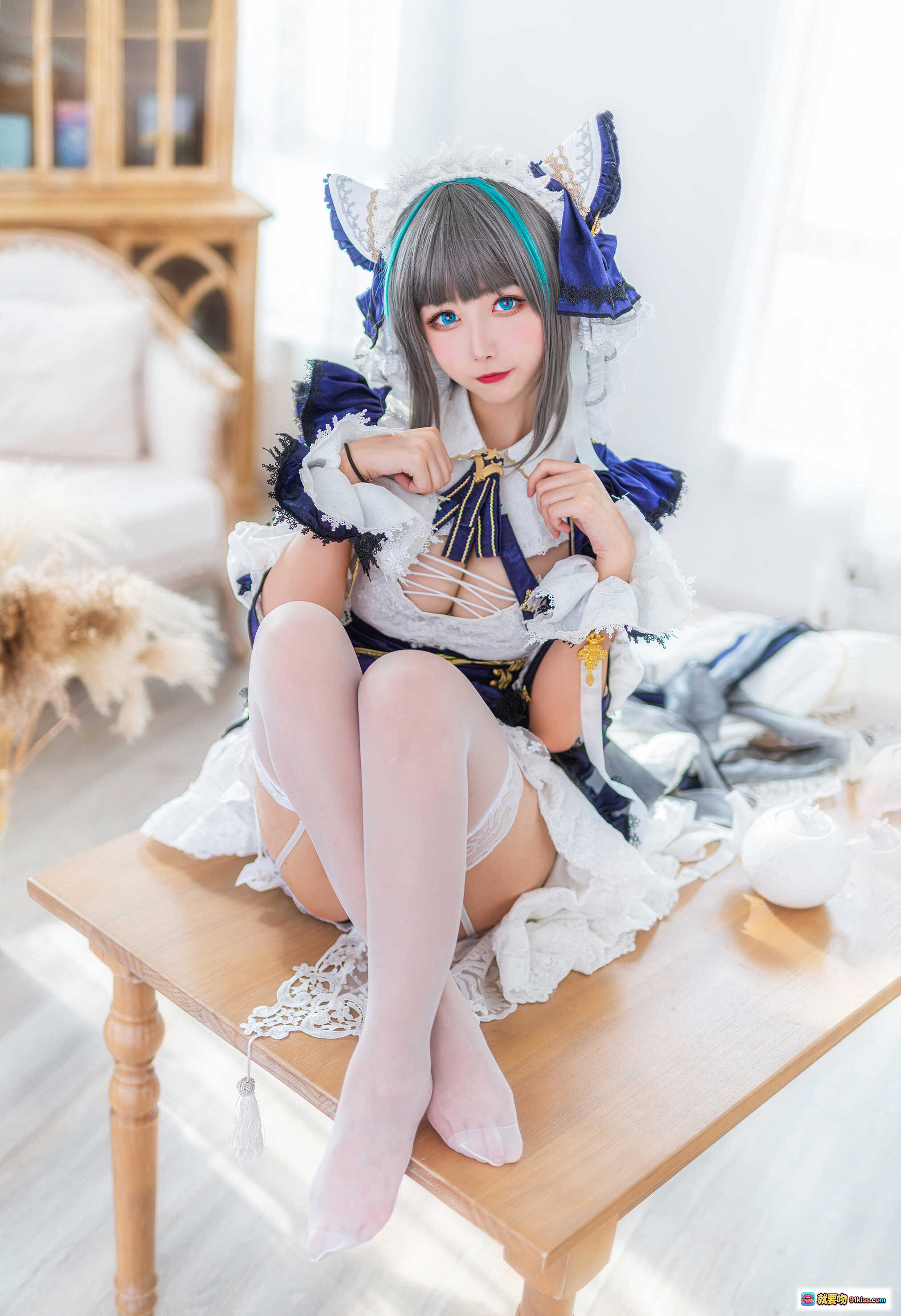 图片[6] - Momoko葵葵NO.025柴郡Cosplay写真｜蓝白洛丽塔女仆装｜猫耳发饰｜蕾丝吊带袜｜优雅沙发坐姿｜精致妆容与假发造型 - 就要吻