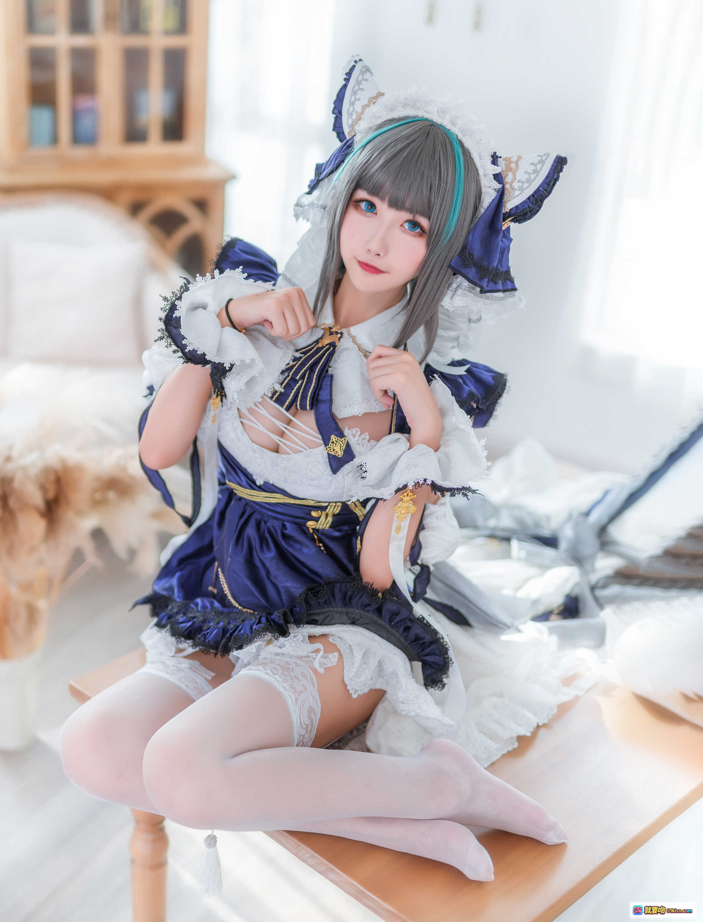 图片[7] - Momoko葵葵NO.025柴郡Cosplay写真｜蓝白洛丽塔女仆装｜猫耳发饰｜蕾丝吊带袜｜优雅沙发坐姿｜精致妆容与假发造型 - 就要吻