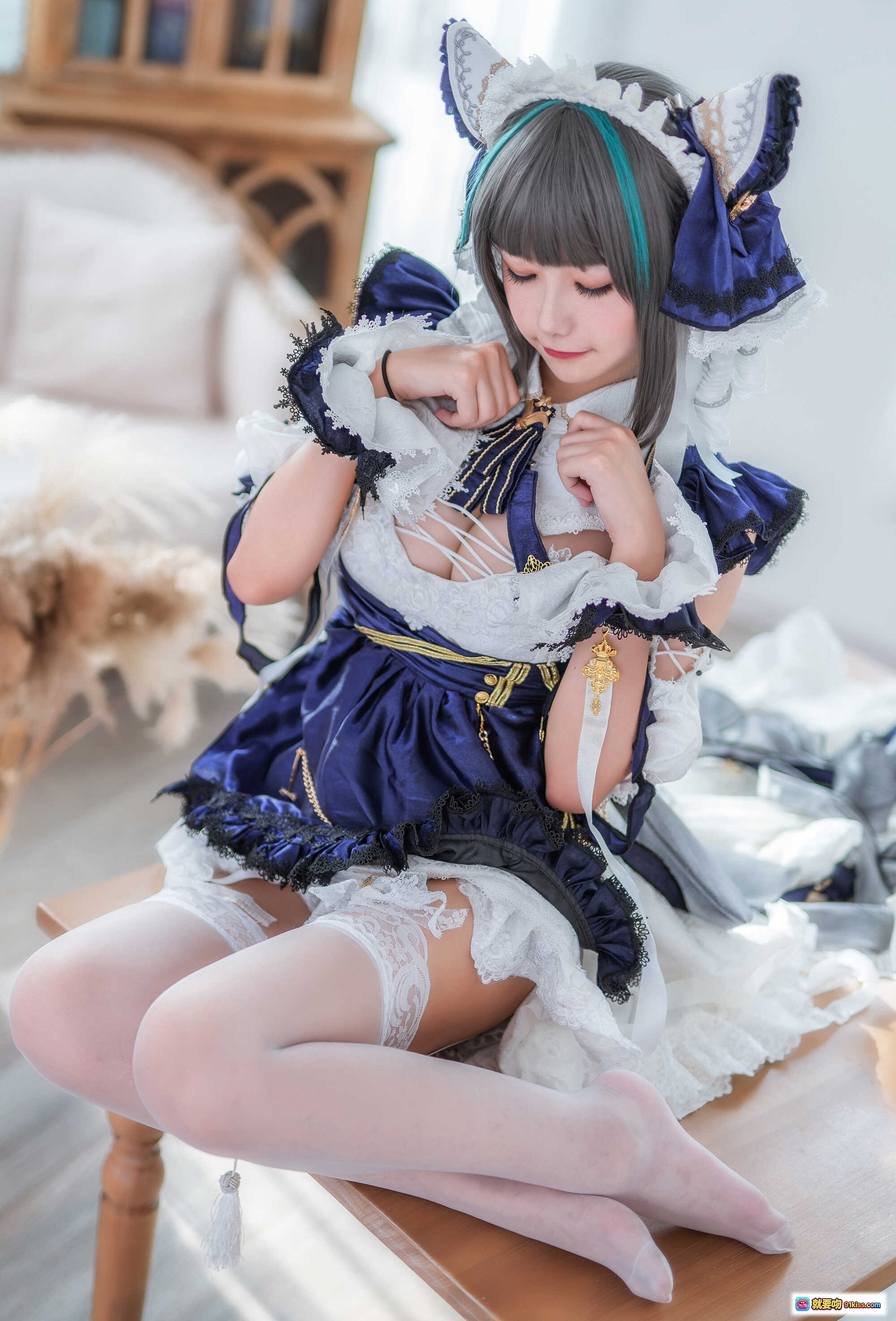 图片[8] - Momoko葵葵NO.025柴郡Cosplay写真｜蓝白洛丽塔女仆装｜猫耳发饰｜蕾丝吊带袜｜优雅沙发坐姿｜精致妆容与假发造型 - 就要吻