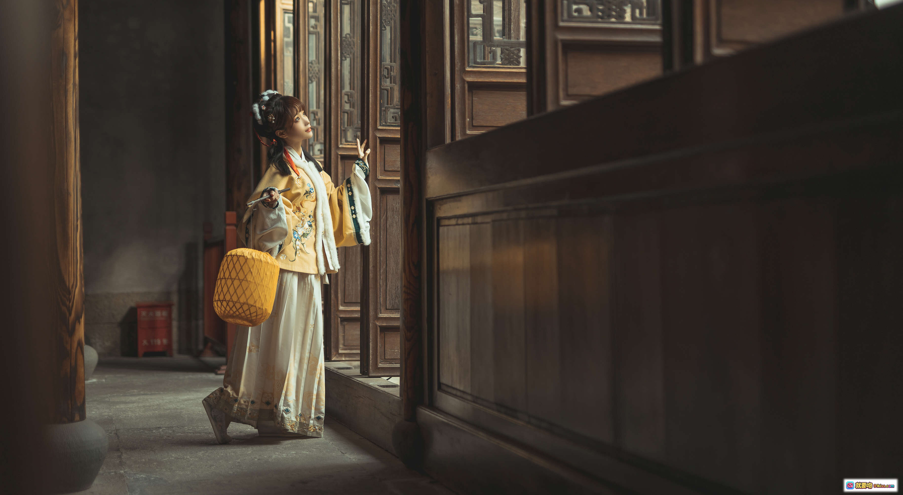 图片[3] - 蠢沫沫NO.145汉服私影｜古风园林亭台楼阁+红灯笼+石桥倒影+传统服饰写真 - 就要吻