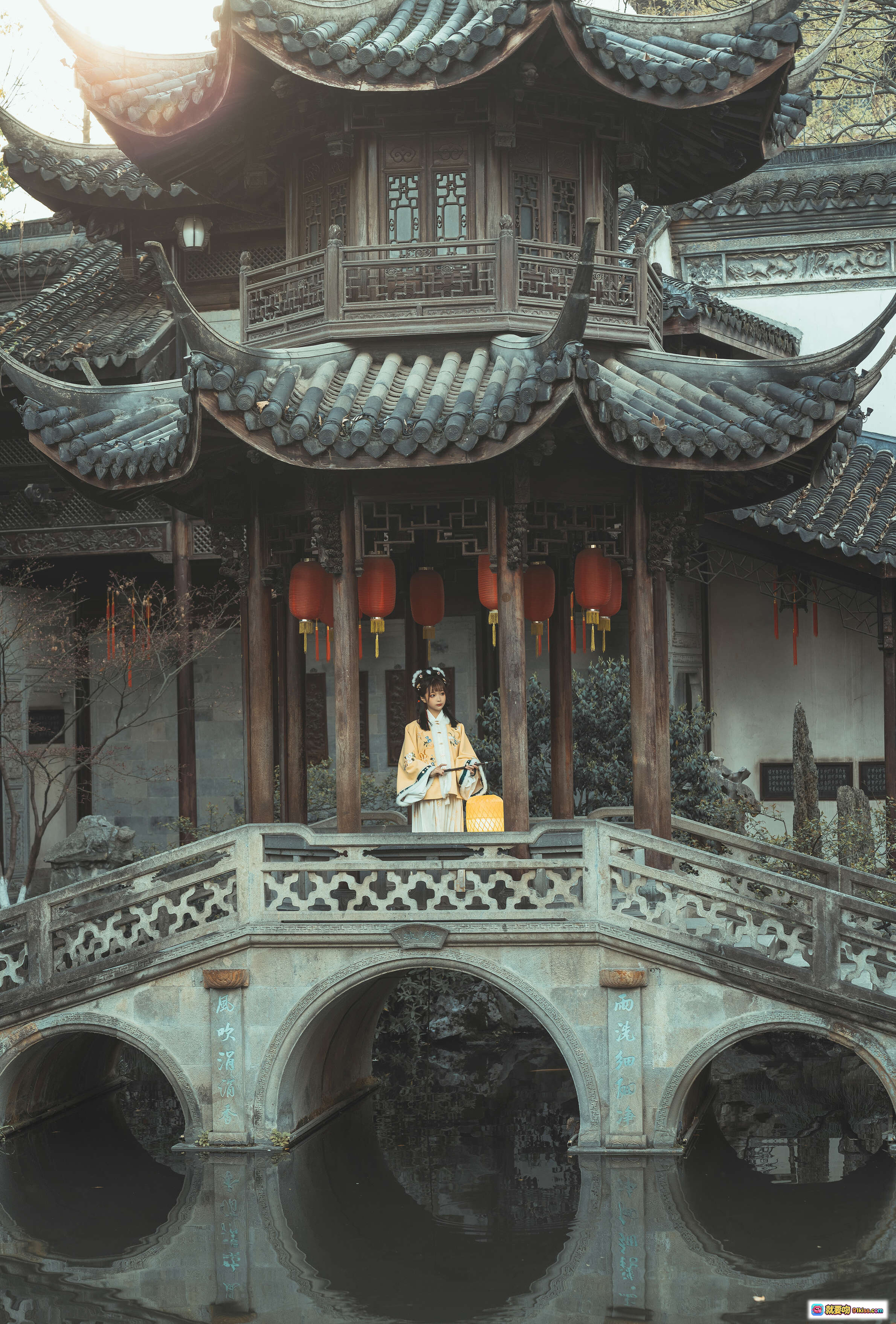 图片[1] - 蠢沫沫NO.145汉服私影｜古风园林亭台楼阁+红灯笼+石桥倒影+传统服饰写真 - 就要吻