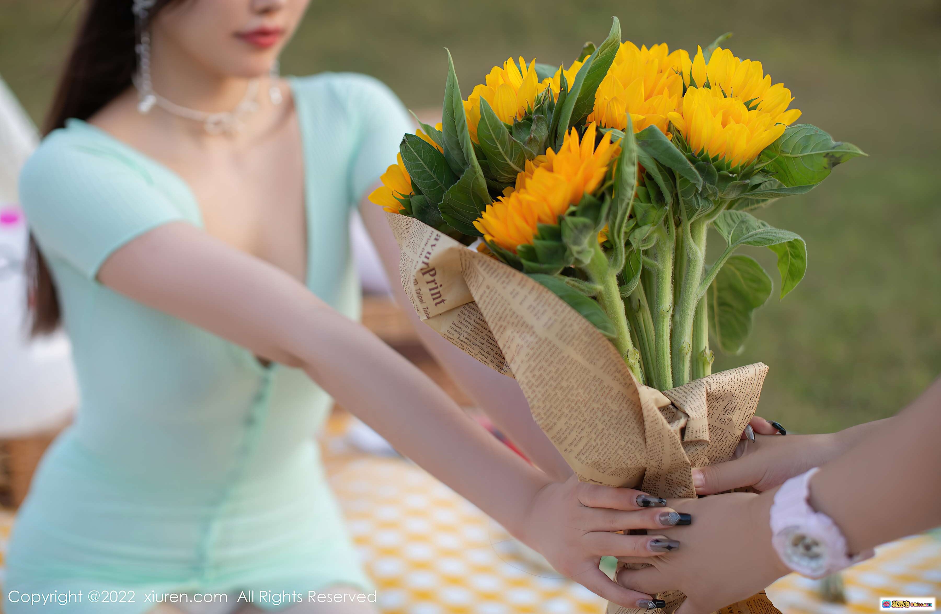 图片[3] - 杨晨晨Yome御姐美腿写真 | XiuRen秀人网NO.4455 | 蓝裙珍珠装饰 | 手机聊天场景 | 2022年1月12日高清图集 - 就要吻