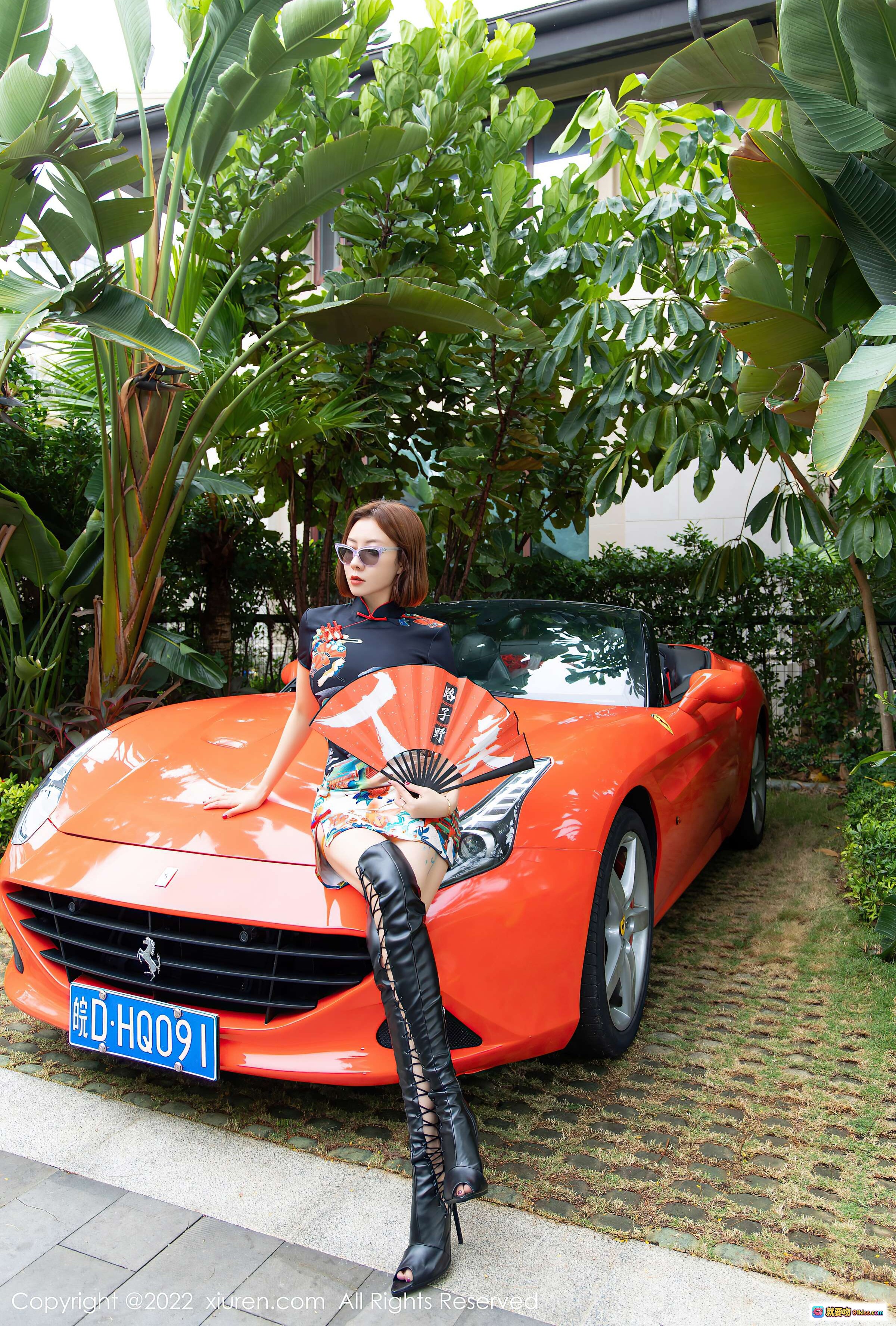 图片[2] - 果儿Victoria三亚旅拍旗袍写真 | 黑白印花短袖旗袍配高筒靴 | 持扇优雅站立橙色跑车前 | XiuRen秀人网NO.4458高清图集 - 就要吻