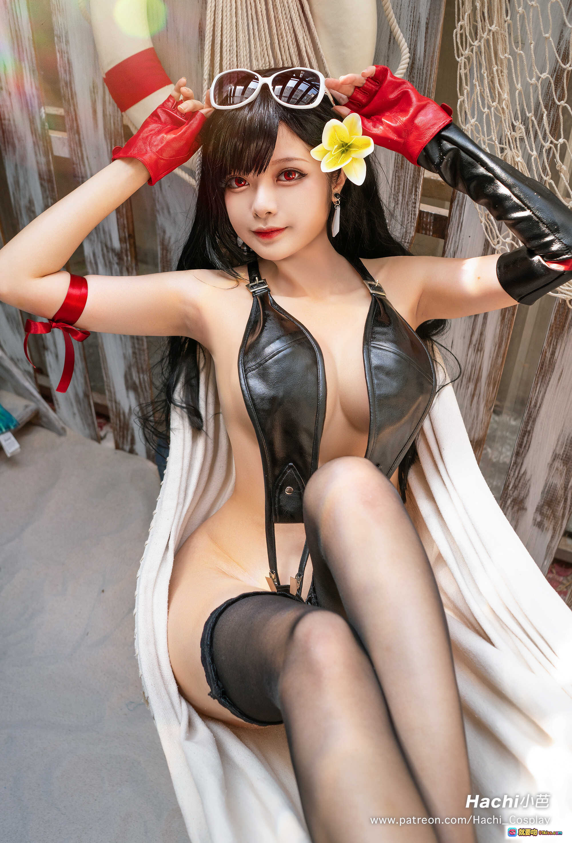 图片[1] - Hachi小芭蒂法泳装Cosplay写真｜黑皮吊带+红手套+黄花发饰+黑丝美腿｜12P高清图集 - 就要吻