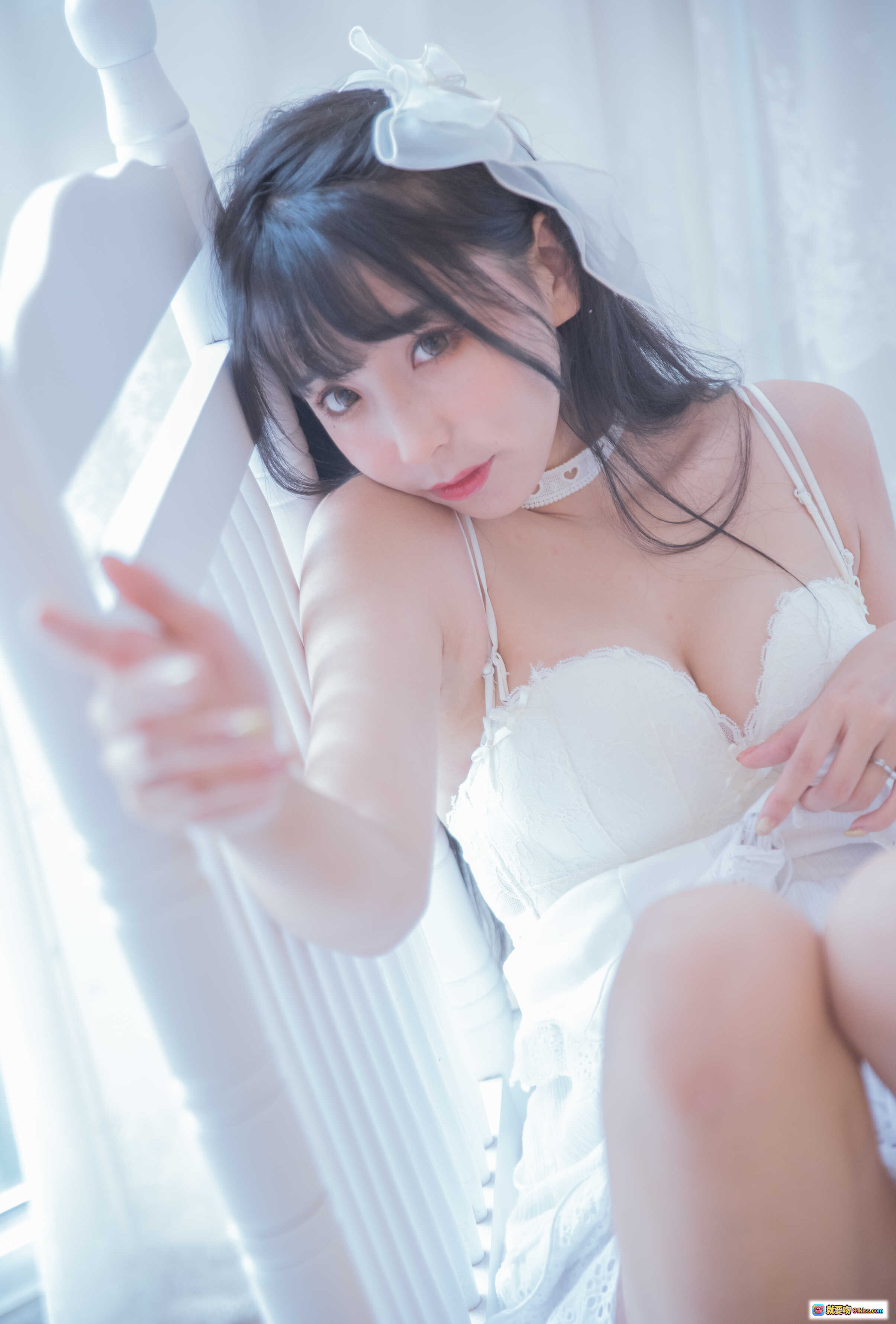 图片[5] - 特软儿Sona腥月女仆睡裙写真｜纯白蕾丝吊带+蝴蝶结发饰｜温柔闭眼少女风｜室内柔光氛围感美图 - 就要吻