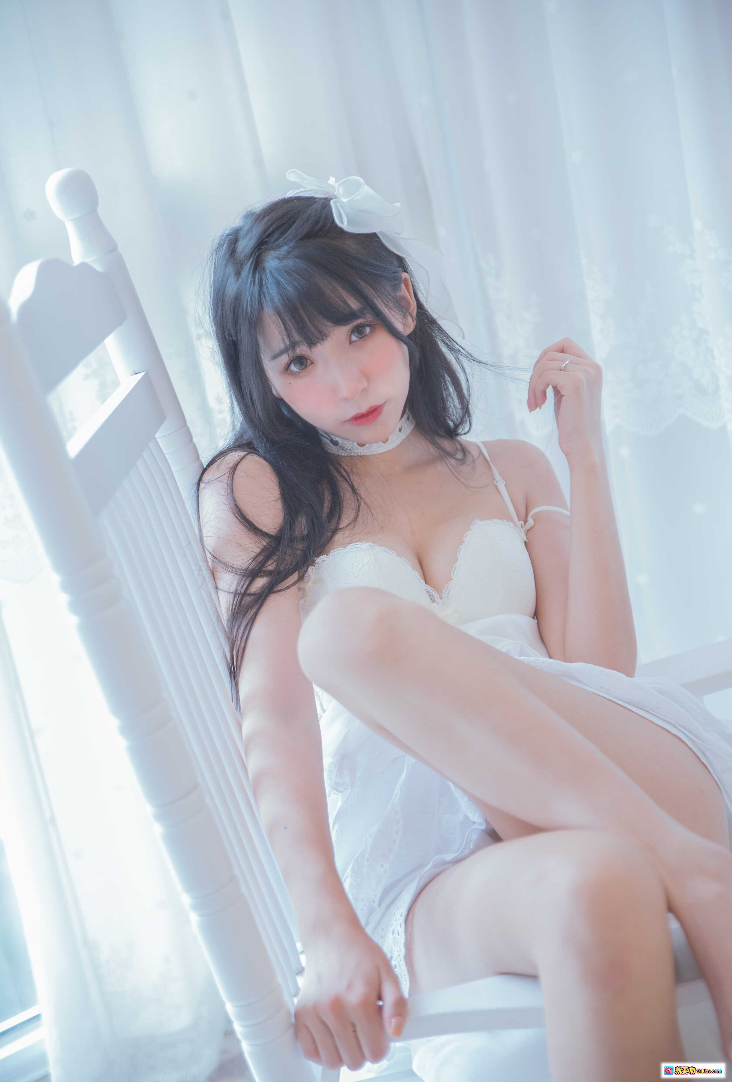 图片[6] - 特软儿Sona腥月女仆睡裙写真｜纯白蕾丝吊带+蝴蝶结发饰｜温柔闭眼少女风｜室内柔光氛围感美图 - 就要吻