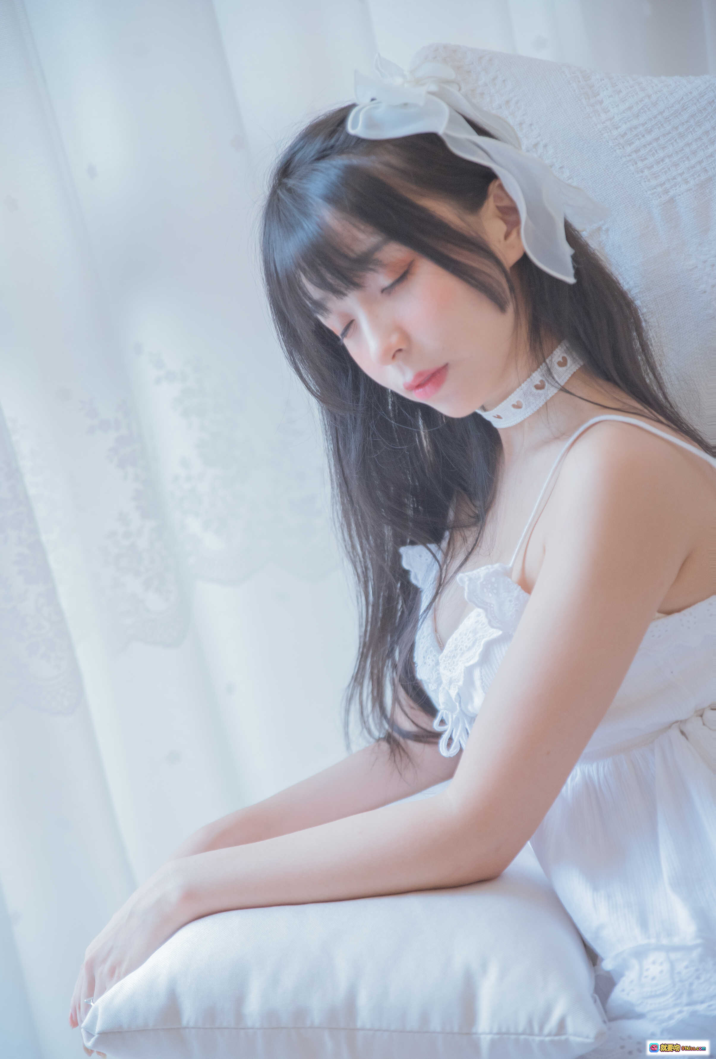 图片[1] - 特软儿Sona腥月女仆睡裙写真｜纯白蕾丝吊带+蝴蝶结发饰｜温柔闭眼少女风｜室内柔光氛围感美图 - 就要吻