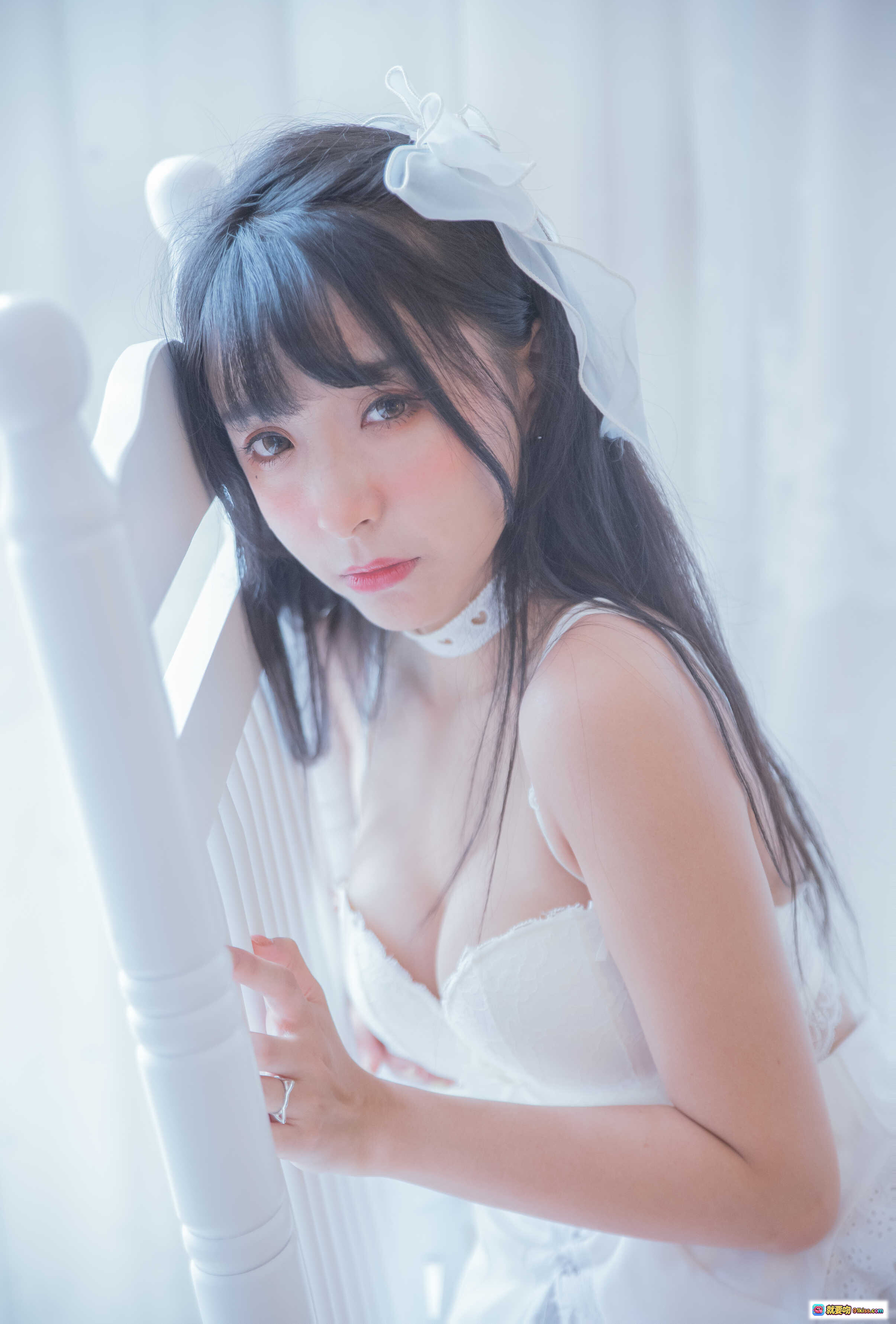 图片[7] - 特软儿Sona腥月女仆睡裙写真｜纯白蕾丝吊带+蝴蝶结发饰｜温柔闭眼少女风｜室内柔光氛围感美图 - 就要吻