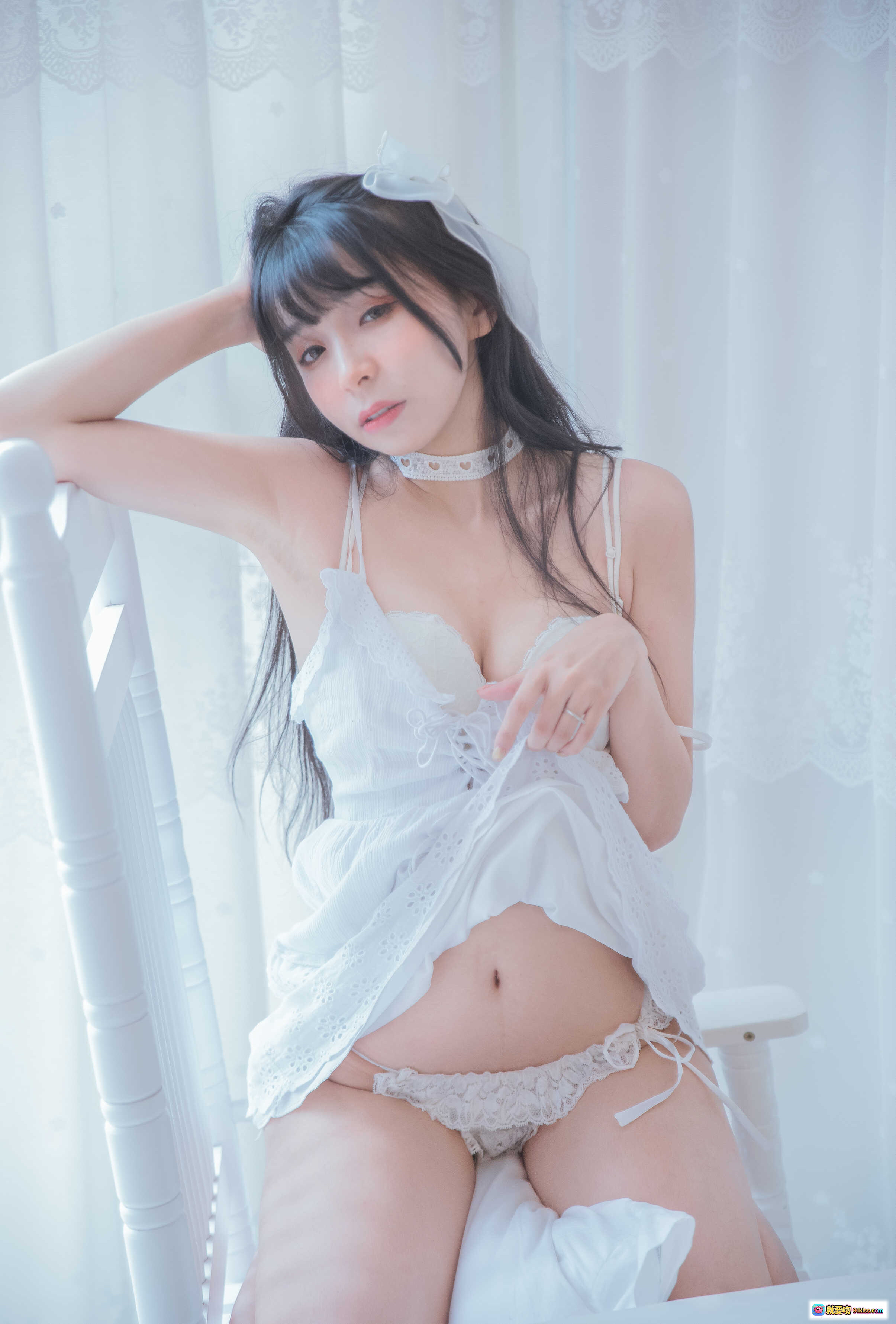 图片[4] - 特软儿Sona腥月女仆睡裙写真｜纯白蕾丝吊带+蝴蝶结发饰｜温柔闭眼少女风｜室内柔光氛围感美图 - 就要吻