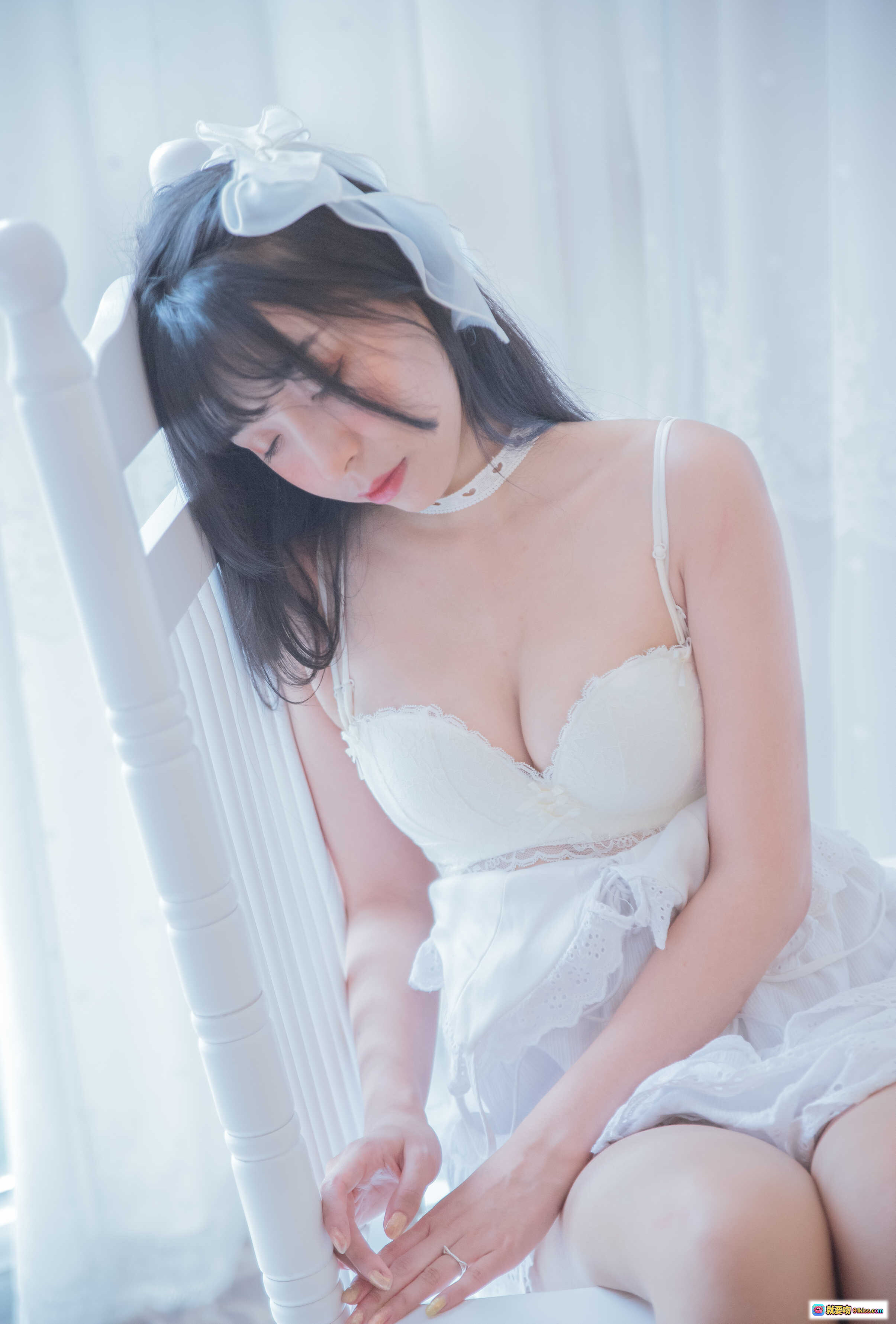 图片[10] - 特软儿Sona腥月女仆睡裙写真｜纯白蕾丝吊带+蝴蝶结发饰｜温柔闭眼少女风｜室内柔光氛围感美图 - 就要吻