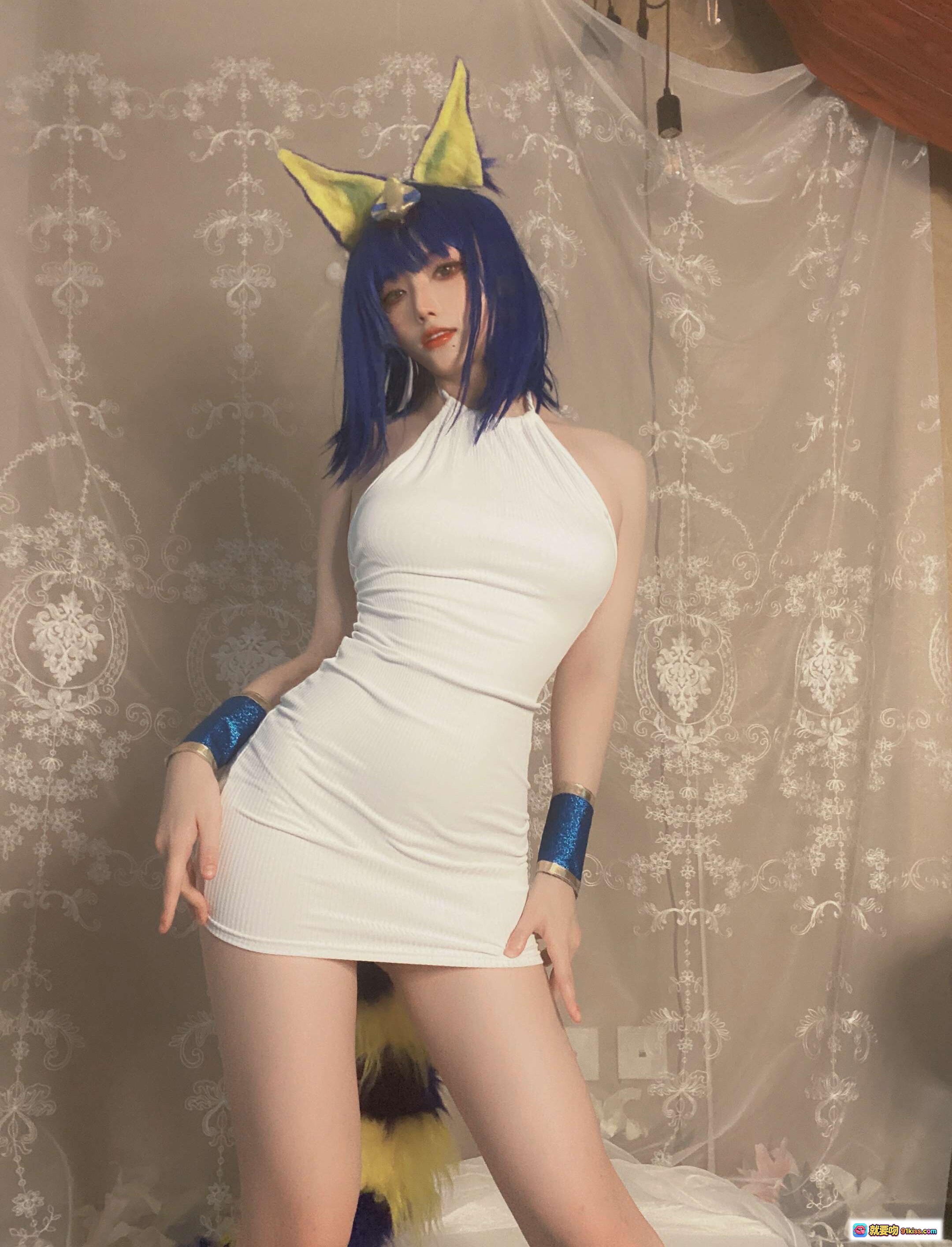 图片[10] - 埃及猫cosplay蓝发兔耳少女 白色紧身裙闪耀蓝臂环 精致妆容性感写真 - 就要吻