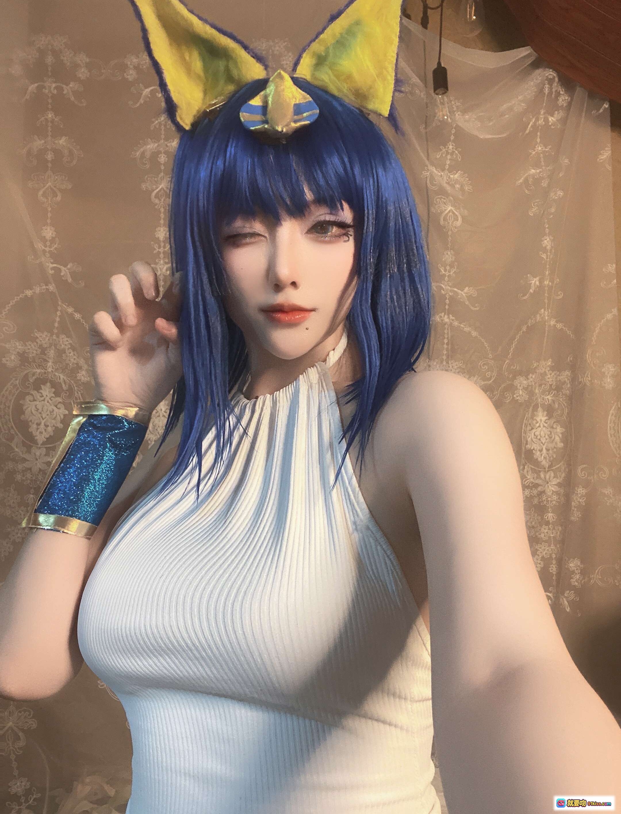 图片[1] - 埃及猫cosplay蓝发兔耳少女 白色紧身裙闪耀蓝臂环 精致妆容性感写真 - 就要吻