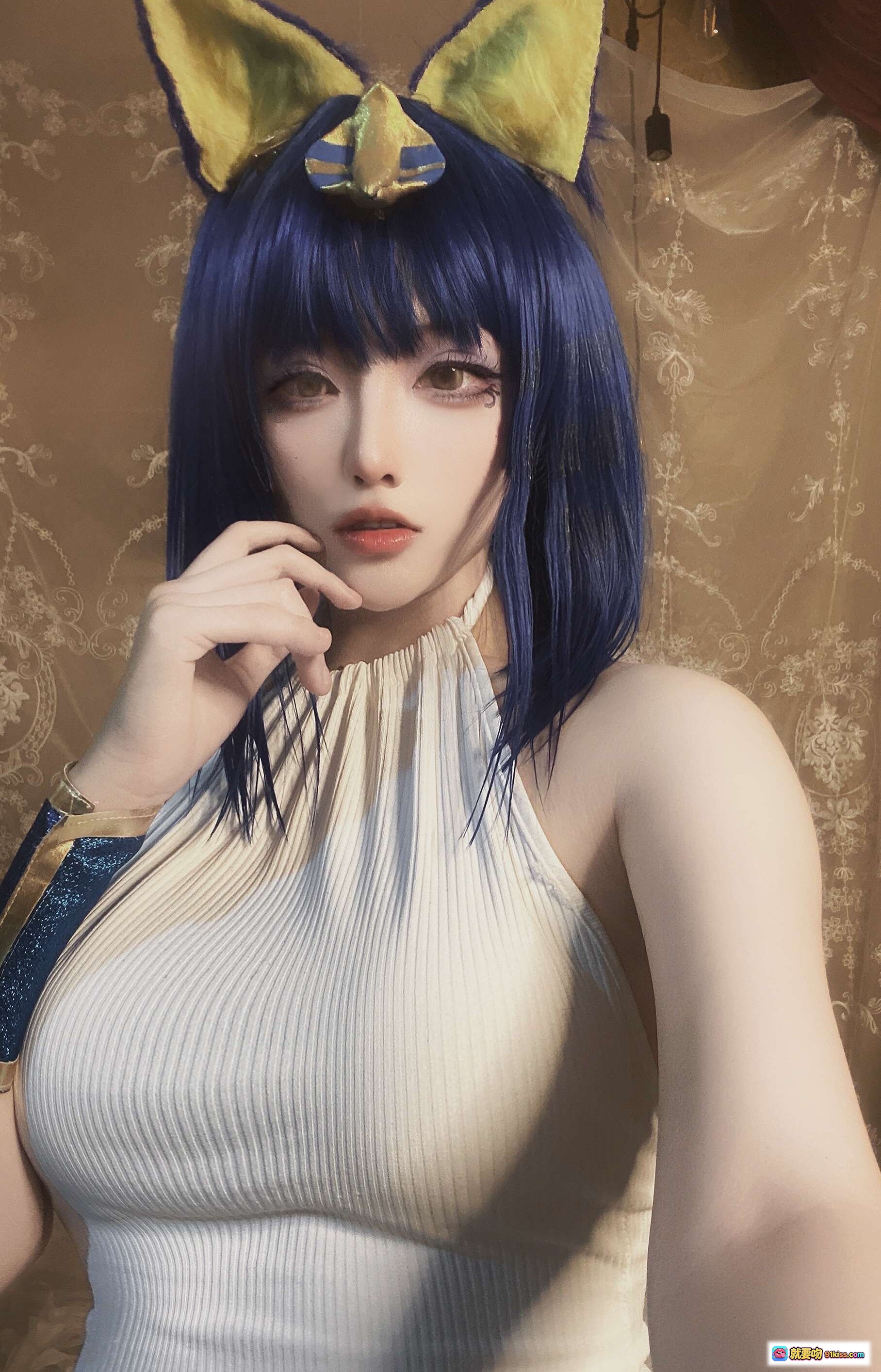 图片[2] - 埃及猫cosplay蓝发兔耳少女 白色紧身裙闪耀蓝臂环 精致妆容性感写真 - 就要吻