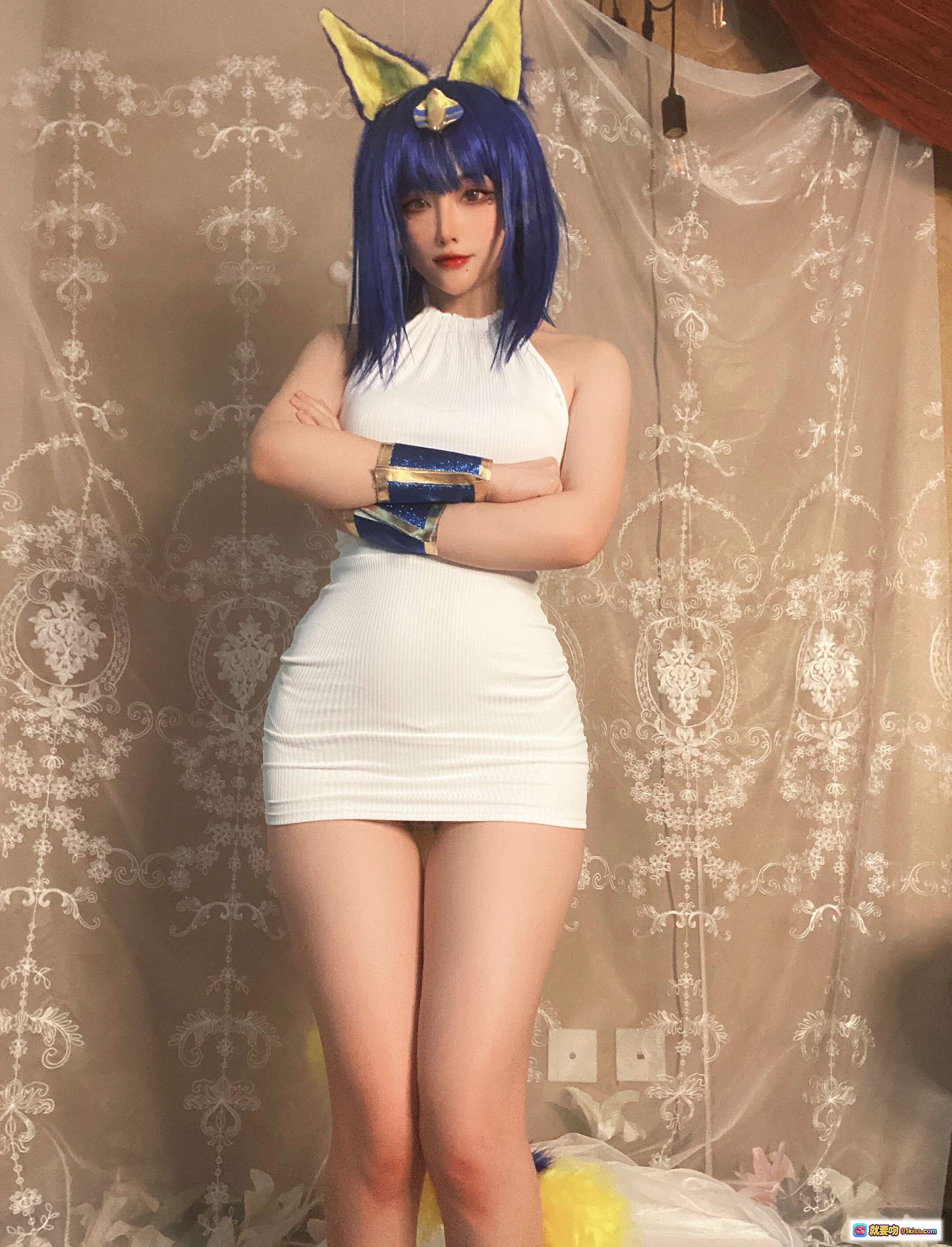 图片[8] - 埃及猫cosplay蓝发兔耳少女 白色紧身裙闪耀蓝臂环 精致妆容性感写真 - 就要吻