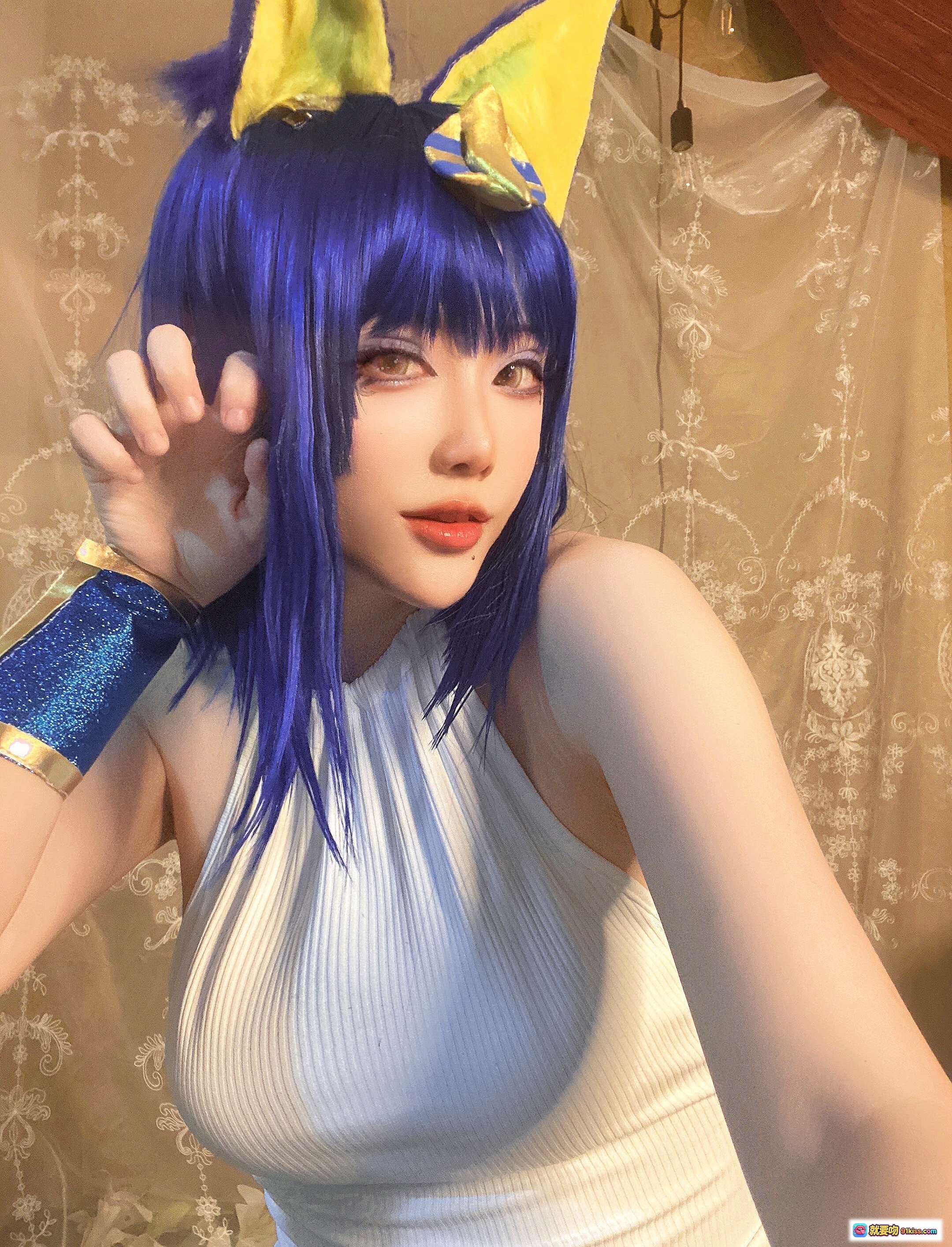 图片[3] - 埃及猫cosplay蓝发兔耳少女 白色紧身裙闪耀蓝臂环 精致妆容性感写真 - 就要吻